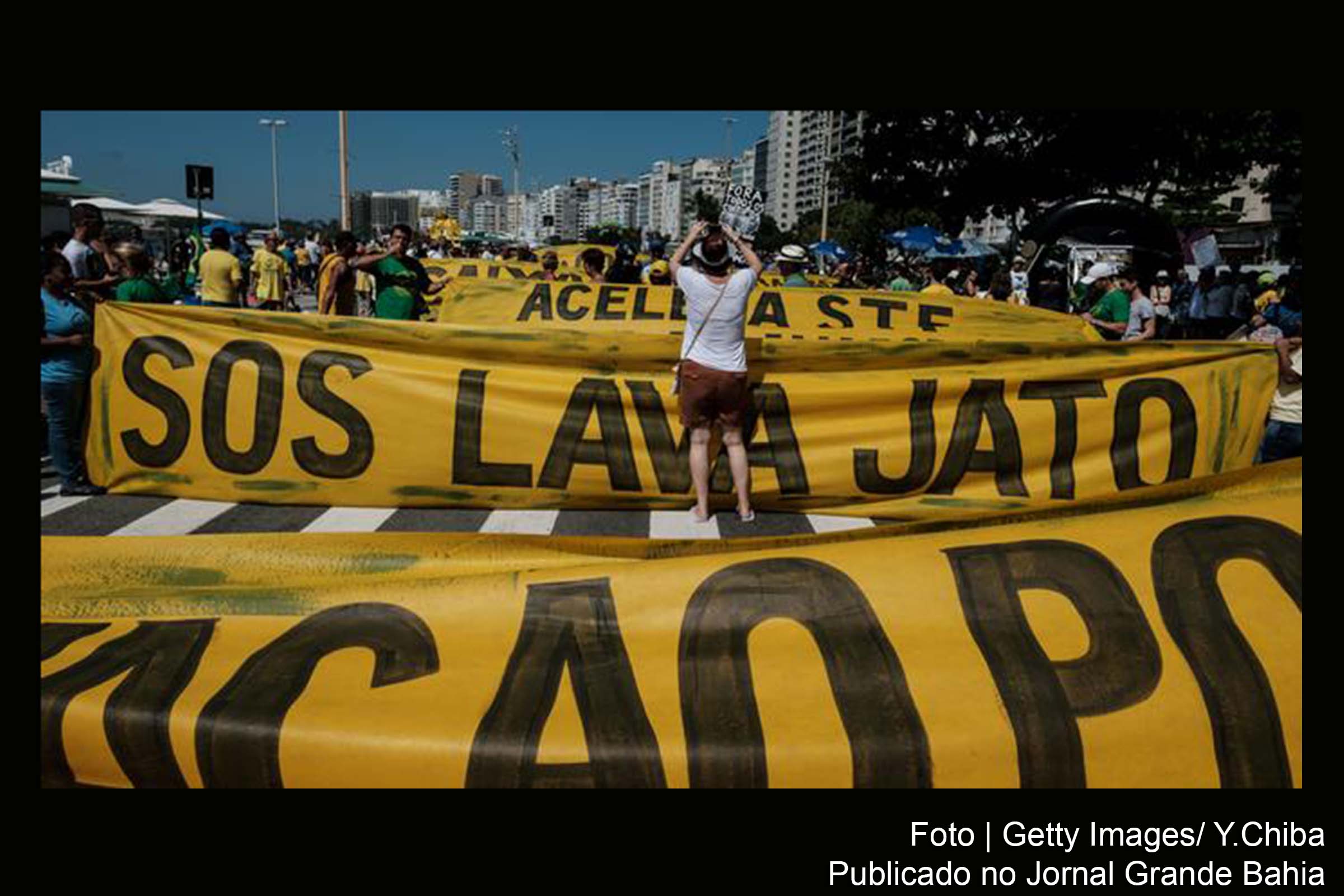 Manifestantes protestam no Rio a favor da Lava Jato e contra a corrupção e o foro privilegiado.