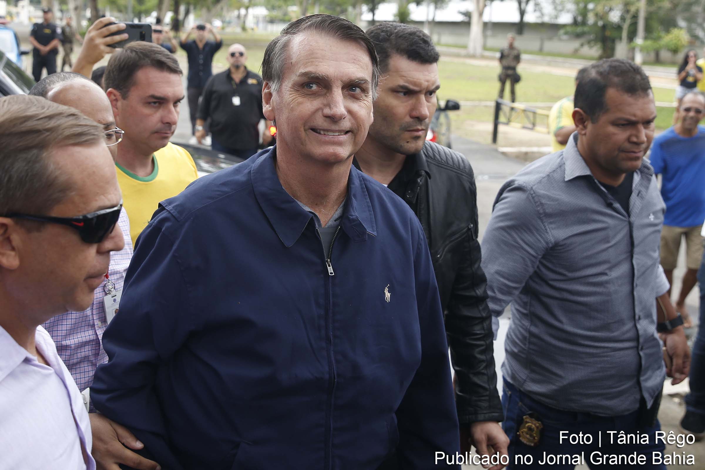 Candidato à presidência da República de extrema-direita, Jair Bolsonaro (PSL/RJ) é um político identificado por setores da mídia com as ideias do nazismo, fascismo, antissemitismo, misoginia, segregacionismo contra negros e grupos minoritários, que professa discurso do ódio, vinculado a prática da violência física como forma de obter a redução do conflito social.
