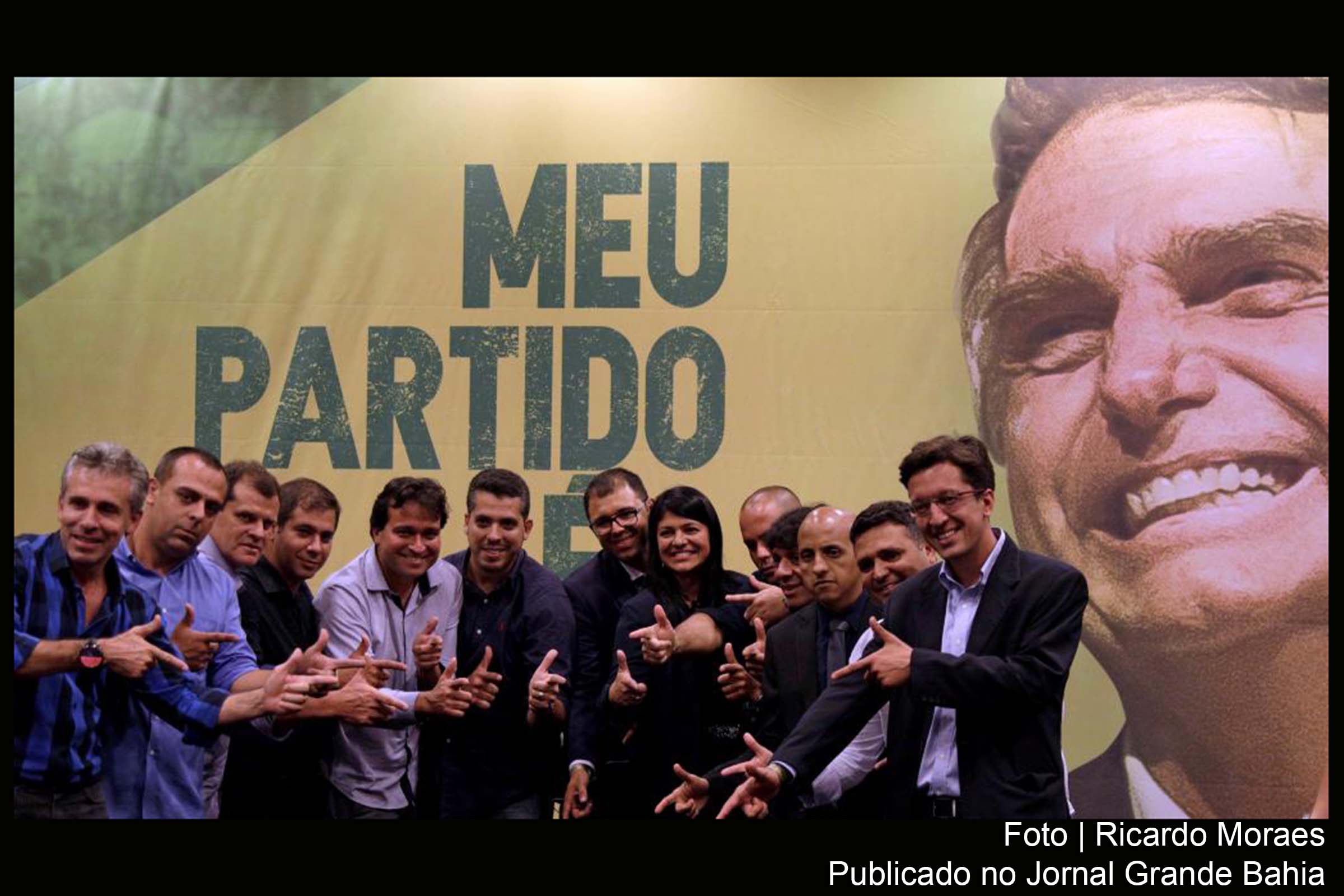 Em 11 de outubro de 2018, parlamentares eleitos pelo partido de Jair Bolsonaro (PSL) fazem sinal de arma com as mãos.