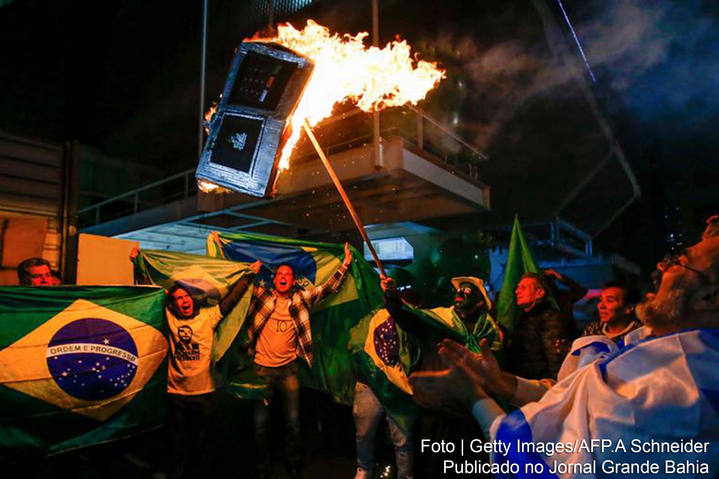Partidários de Bolsonaro queimam modelo de urna eletrônica no primeiro turno em São Paulo.