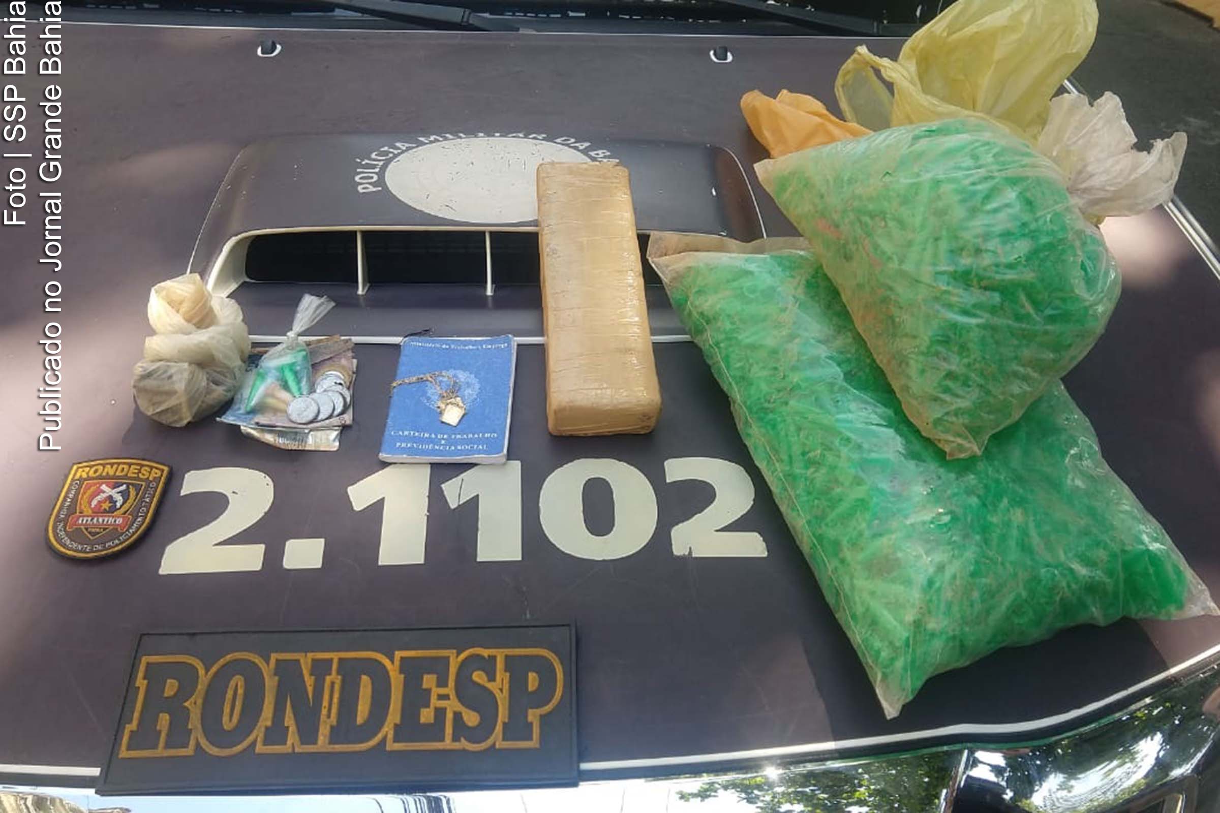 Policiais apreenderam um quilo de maconha e 11 pinos de cocaína.