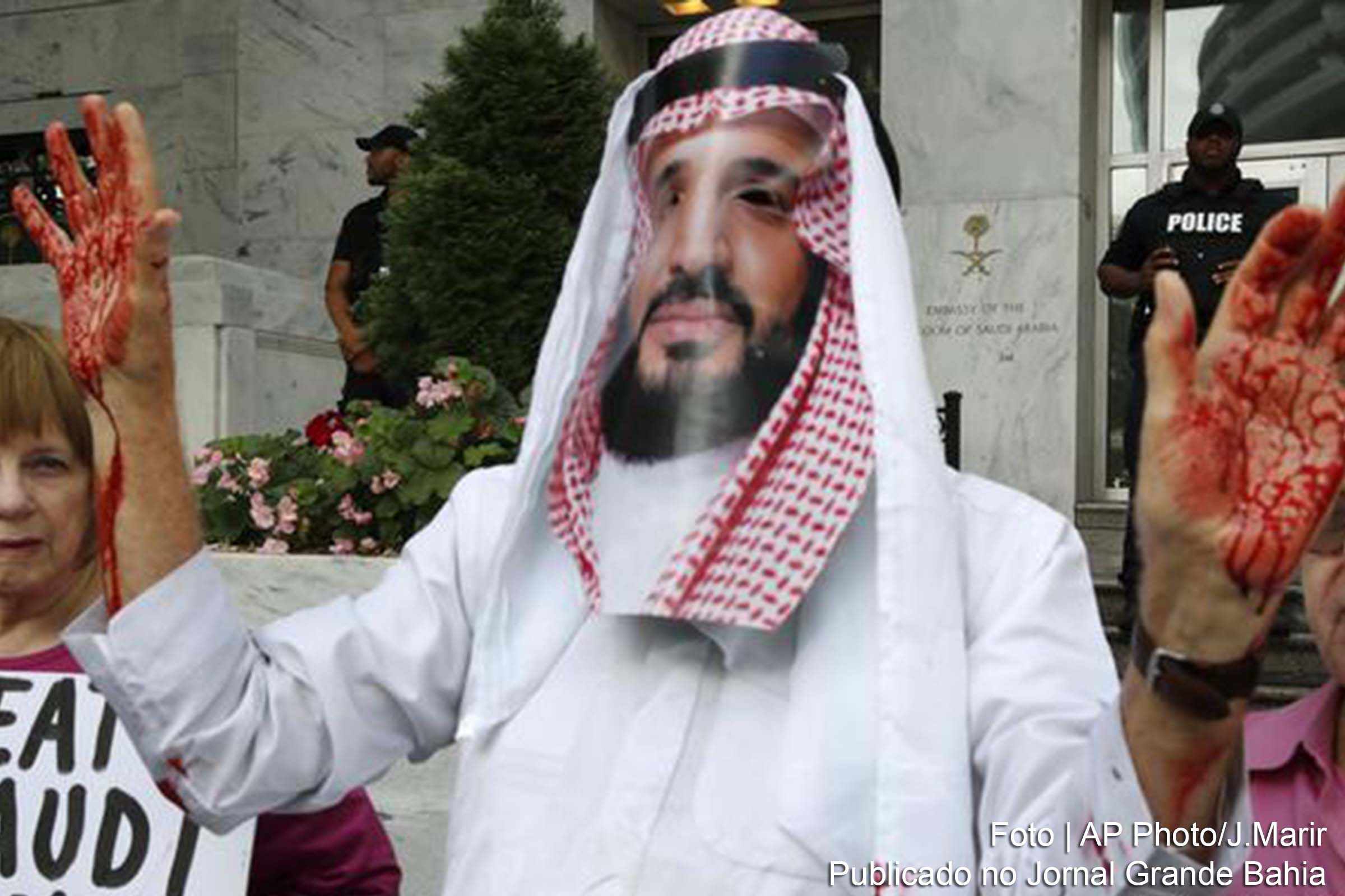 Protesto contra príncipe Salman diante da embaixada saudita em Washington.