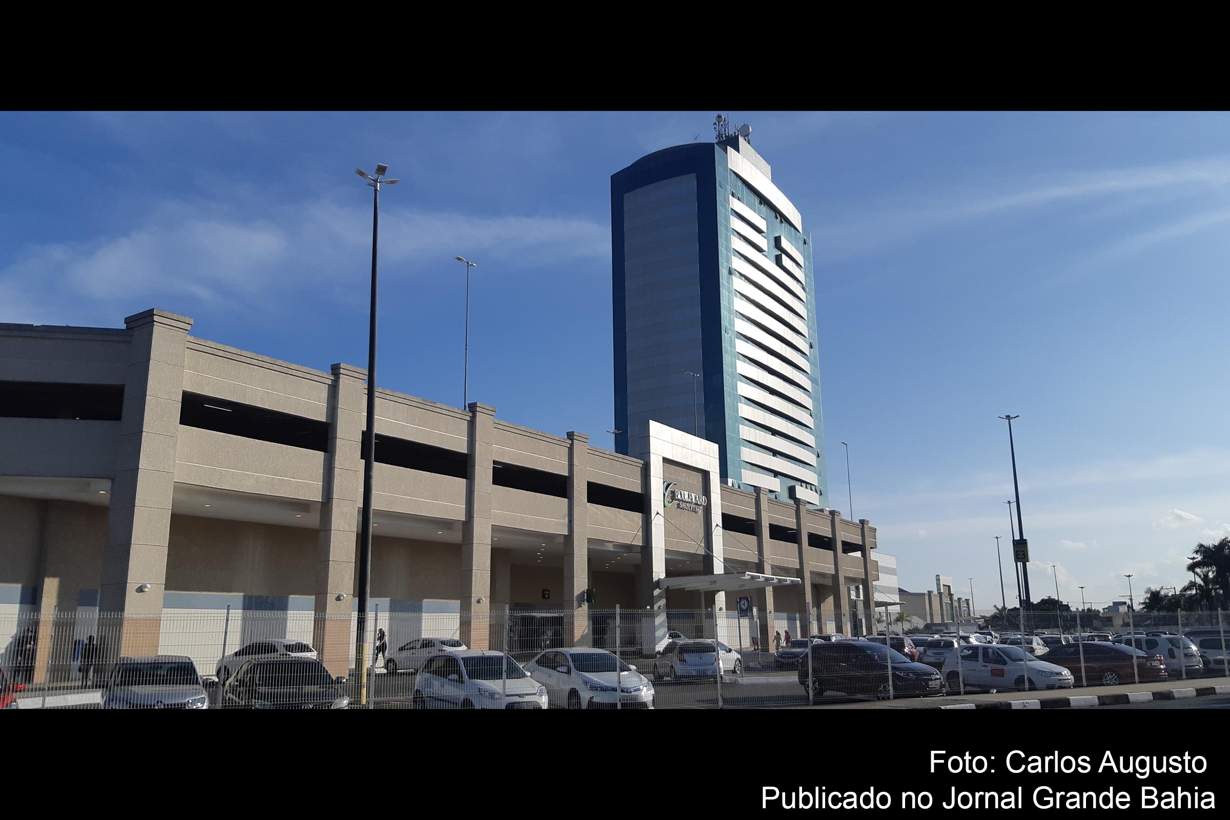 Vista panorâmica da fachada do Boulevard Shopping de Feira de Santana e do edifício Multi Place.