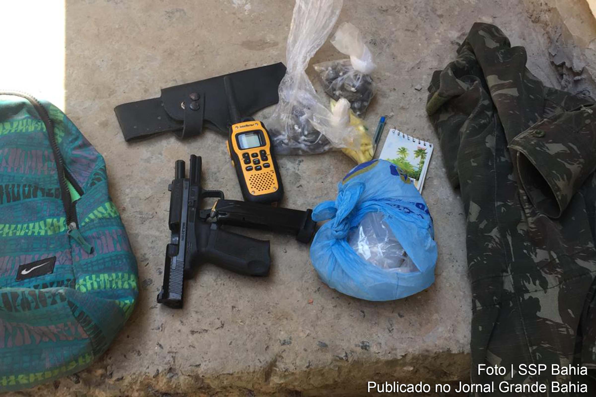 Policiais apreendem mochila com 29 pinos de cocaína, 54 balinhas de maconha, embalagens para armazenamento de drogas e caderno de anotações que movimentava o tráfico.