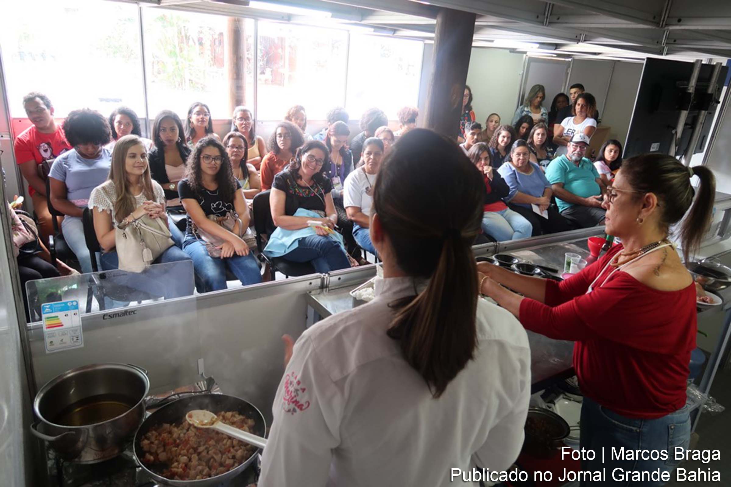 A chef Marina Sabino apresenta prato na Cozinha Show, que integra a programação da 9ª Feira Baiana da Agricultura Familiar e Economia Solidária.