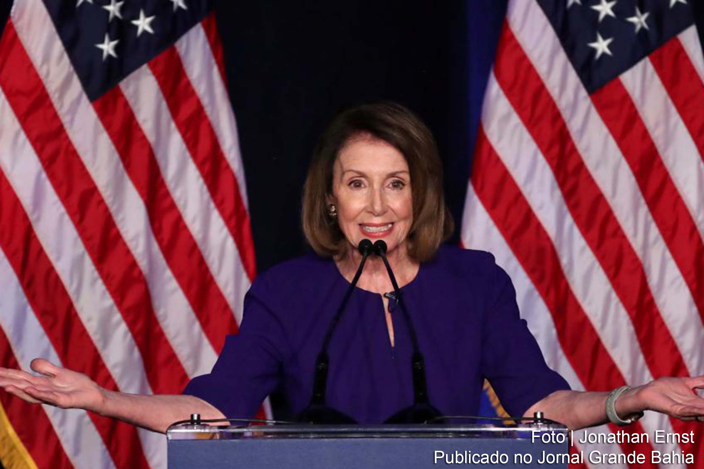 A líder democrata Nancy Pelosi celebra a vitória de seu partido na Câmara dos Representantes nos EUA.