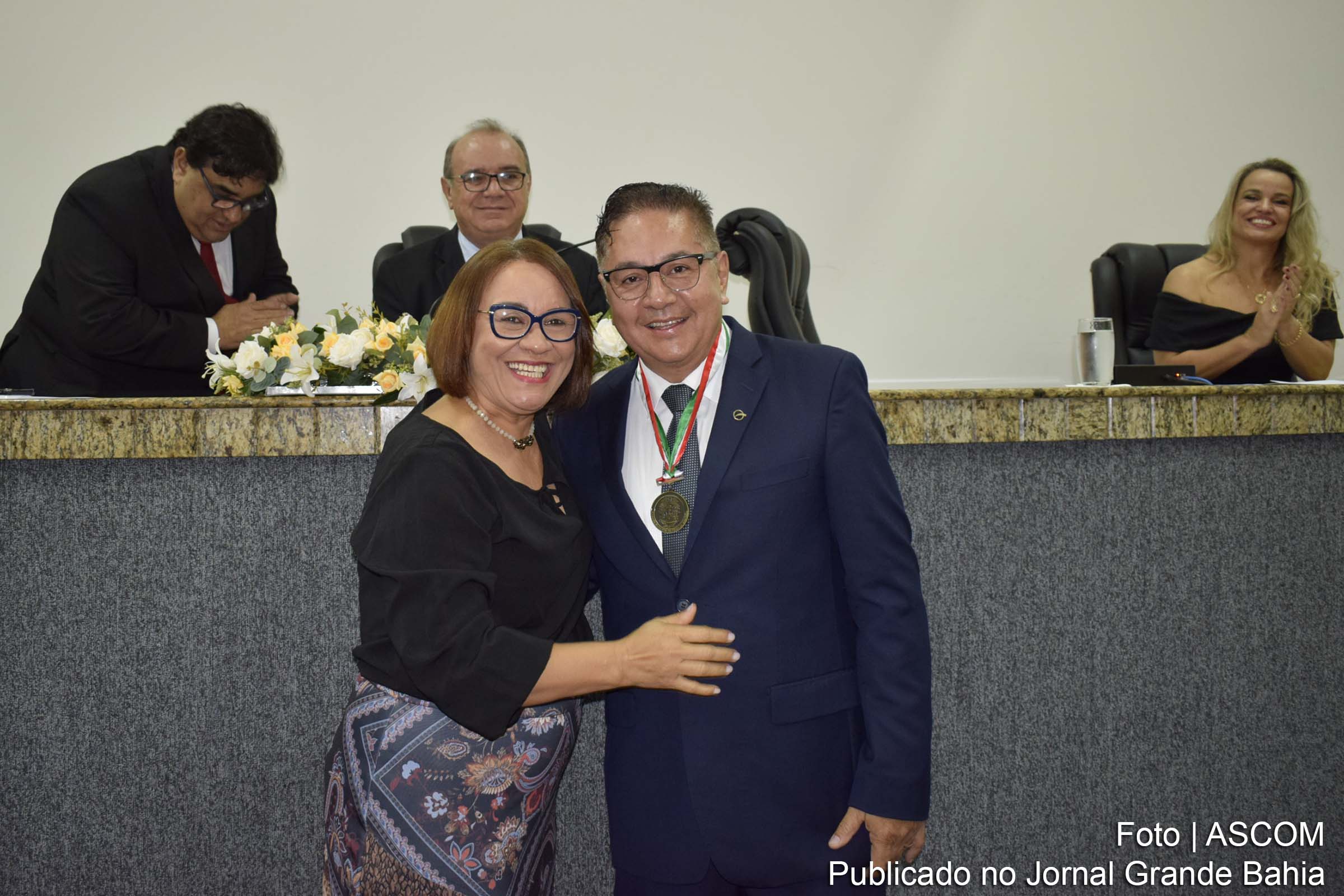 A Câmara Municipal de Feira de Santana concedeu, em 29/11/2018, a Comenda Dr. Gastão Guimarães ao médico César Kelly, reconhecendo sua trajetória na cirurgia reparadora, atuação humanitária e contribuição à saúde pública. Colombiano naturalizado brasileiro, o médico destacou sua formação, a relação com a cidade e o impacto social de mutirões e ações científicas. A homenagem foi aprovada por unanimidade.