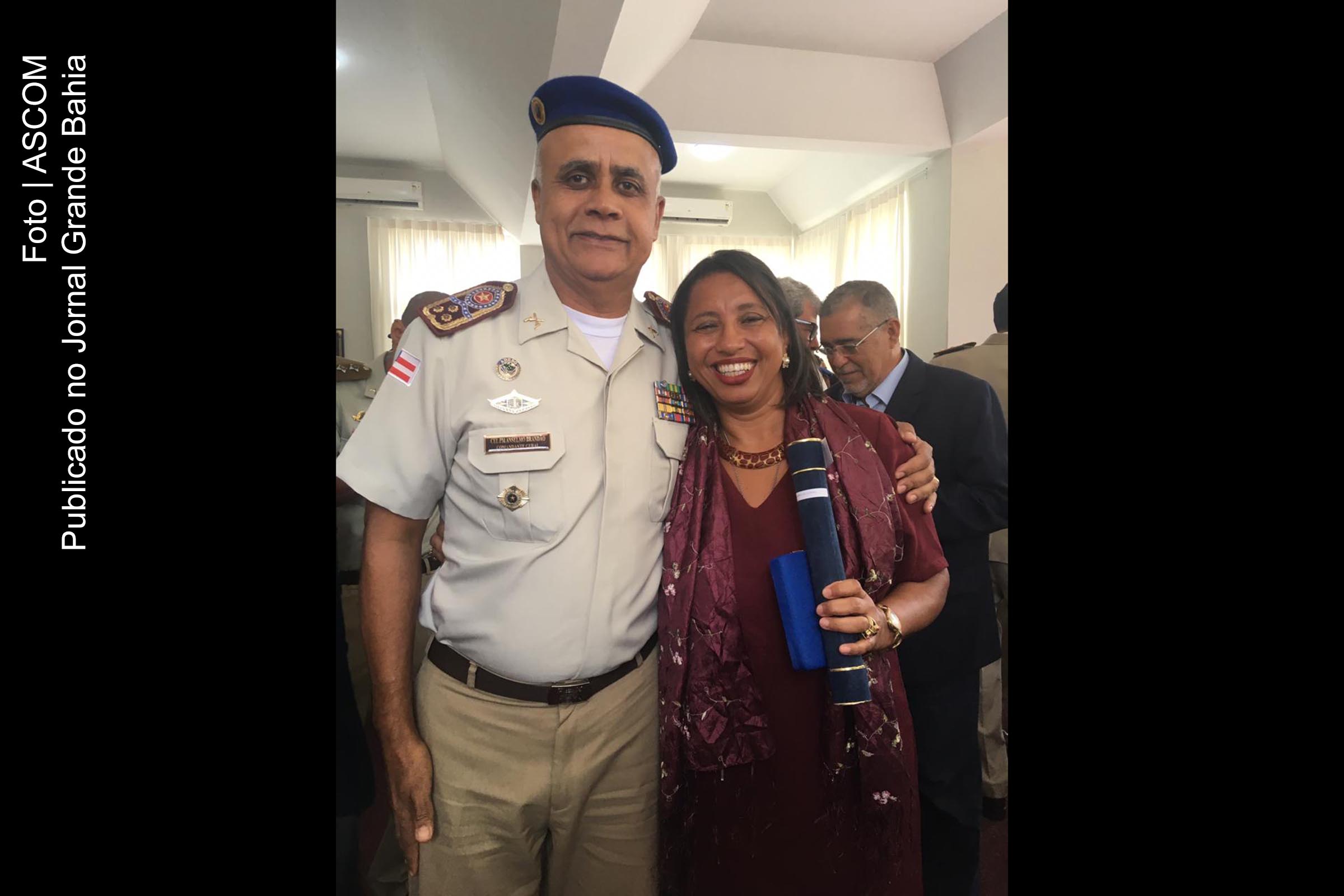 Comandante geral da Polícia Militar da Bahia (PM-BA) Anselmo Alves Brandão e a jornalista Regina Ferreira.