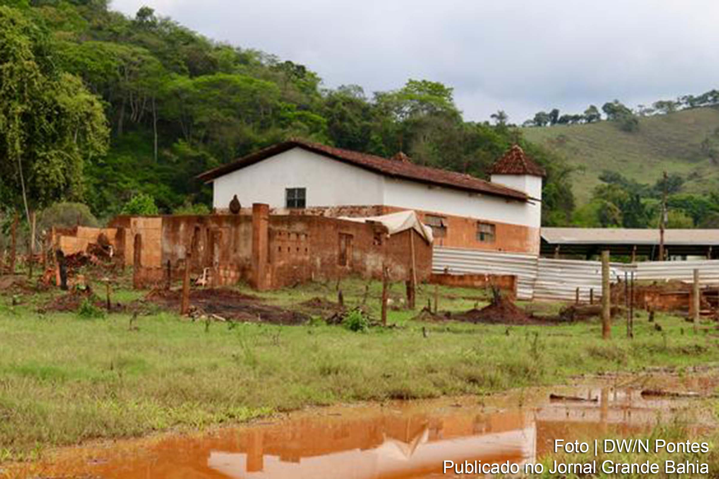 Antiga igreja de Paracatu, três anos após o desastre ambiental de Mariana.