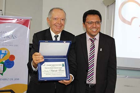 Durante a realização da 16ª Semana de Letras da Universidade Estadual de Feira de Santana, esta instituição concedeu o título de Doutor Honoris Causa ao escritor Antônio Torres recebido do reitor, o professor Evandro do Nascimento.