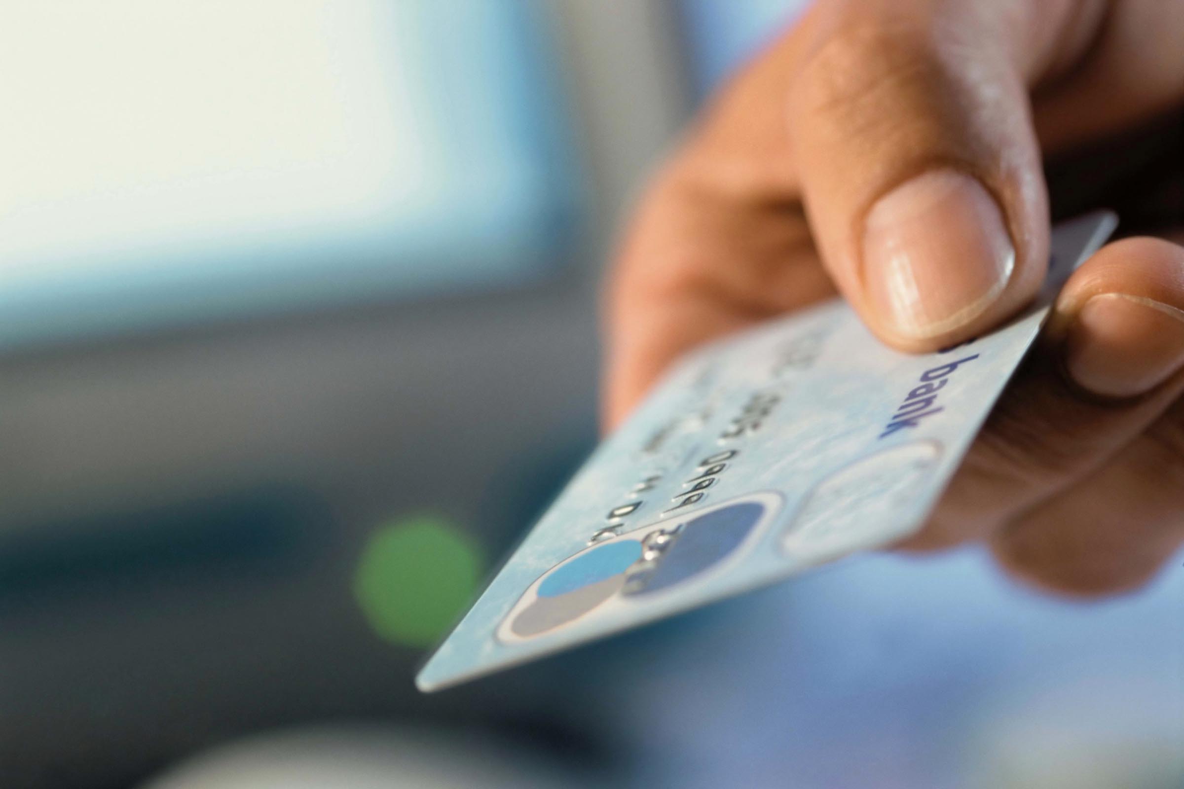 A taxa de inadimplência ao crédito do sistema financeiro no Brasil, em 2018, chegou a 3,04%, ou em termos absolutos R$ 96,6 bilhões de um saldo total de R$ 3,168 trilhões.