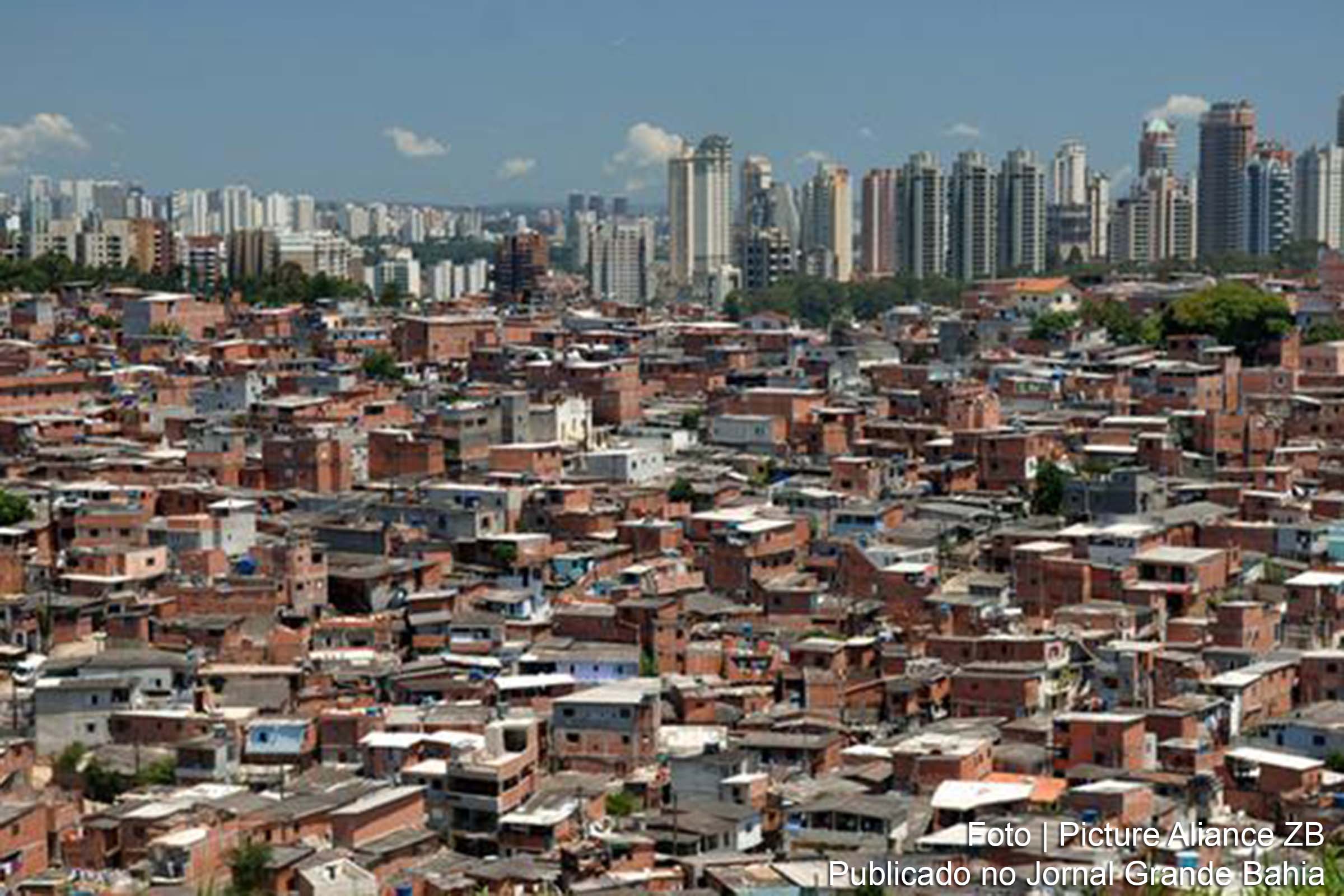 Cidade de contrastes: favela Paraisópolis, no bairro do Morumbi, em São Paulo, com prédios ao fundo.