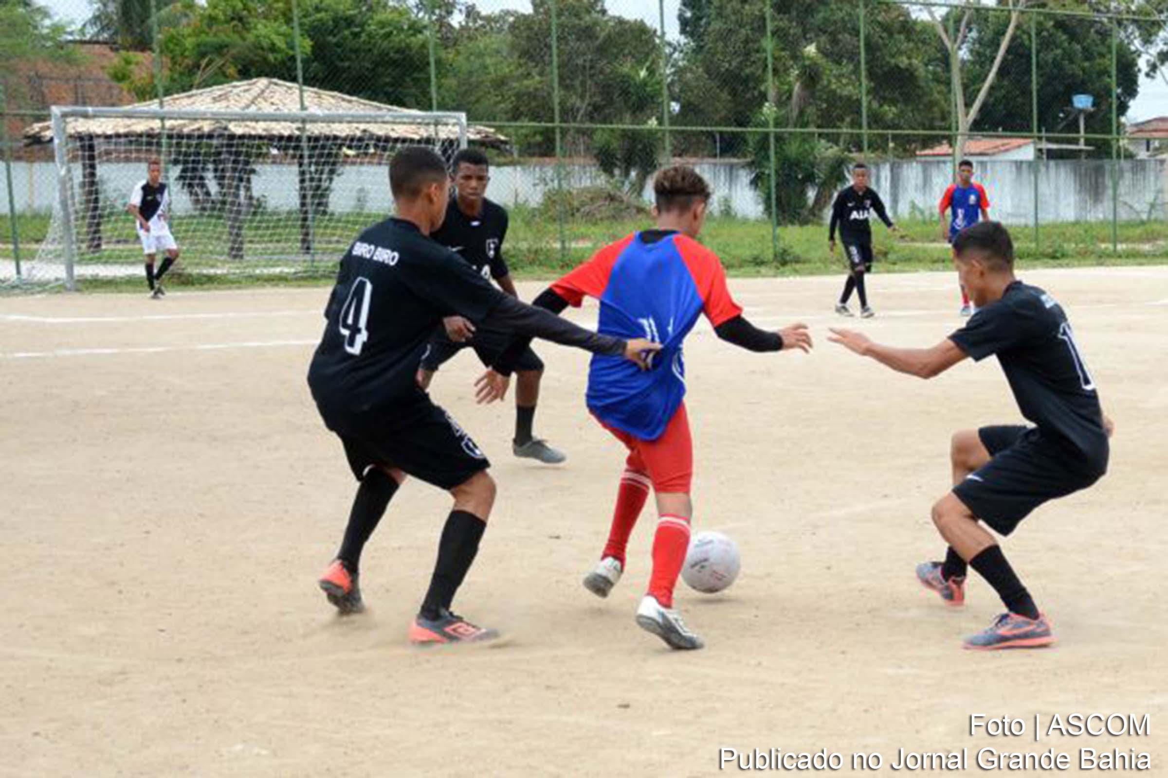 Partida de futebol na modalidade Sub-17.
