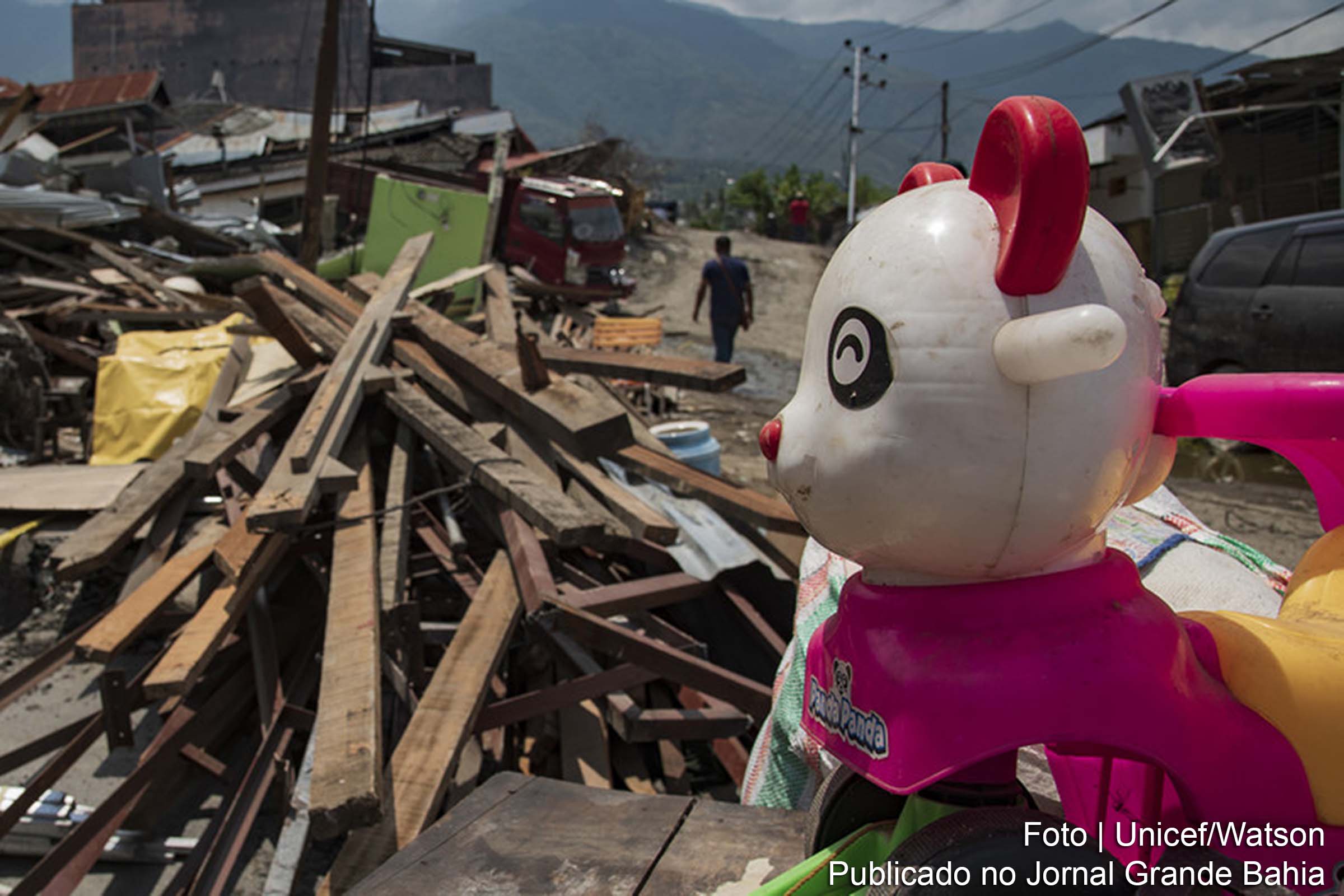 De acordo com as autoridades indonésias, o terremoto e o tsunami danificaram cerca de 68 mil casas, deslocando 200 mil pessoas e matando cerca de 2 mil.