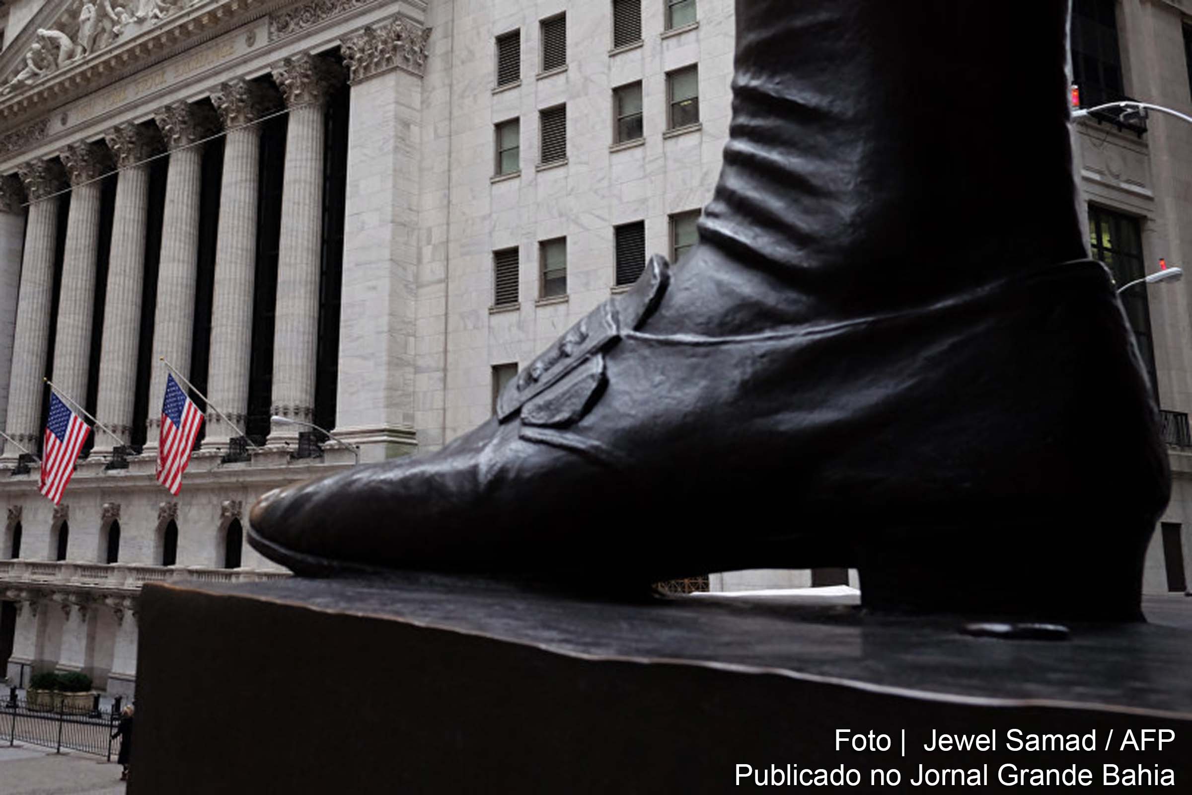 Dólar estadunidense sofre queda drástica.