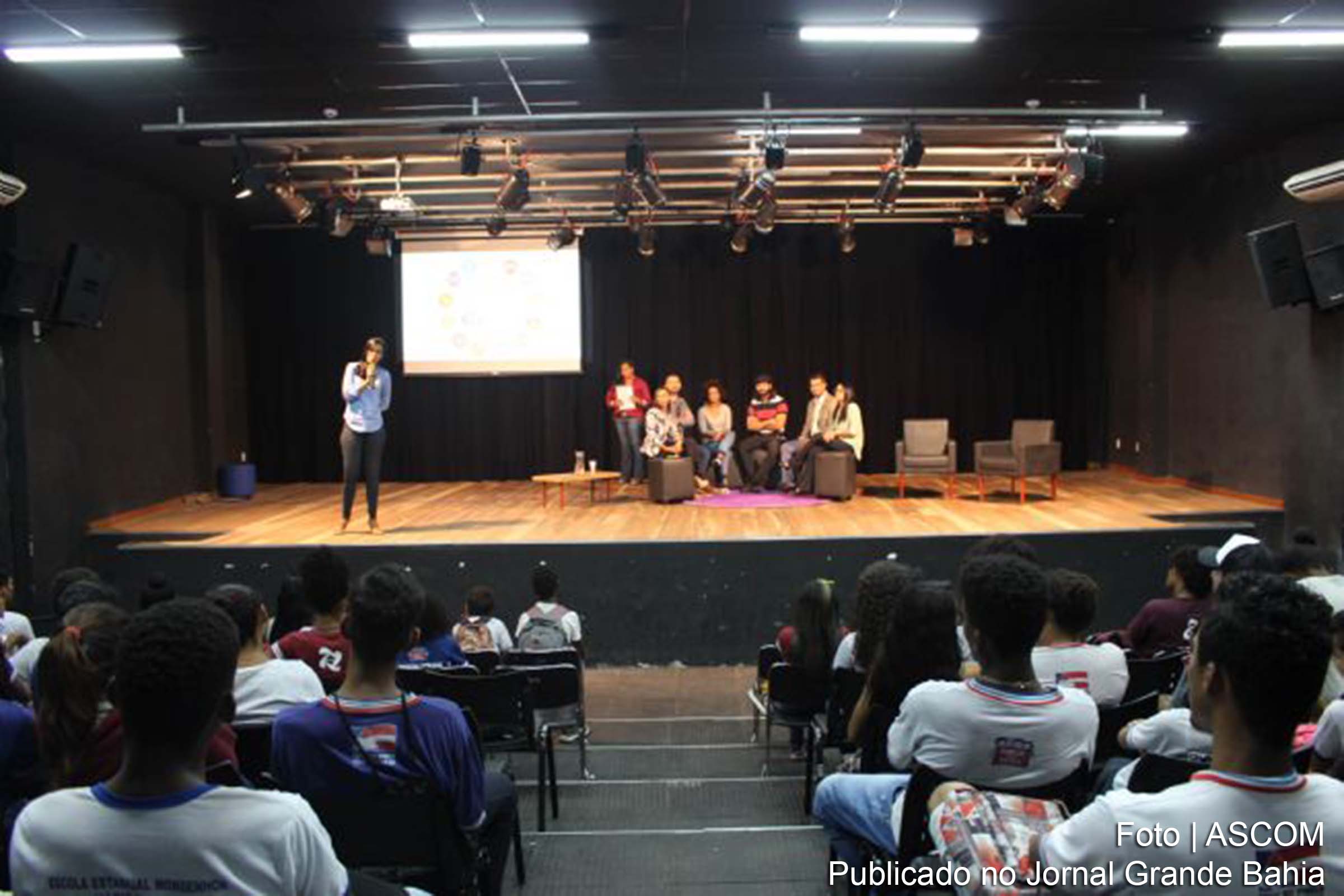A Feira das Profissões foi realizada no Cine Teatro da Praça CEU da Cidade Nova, em Feira de Santana.