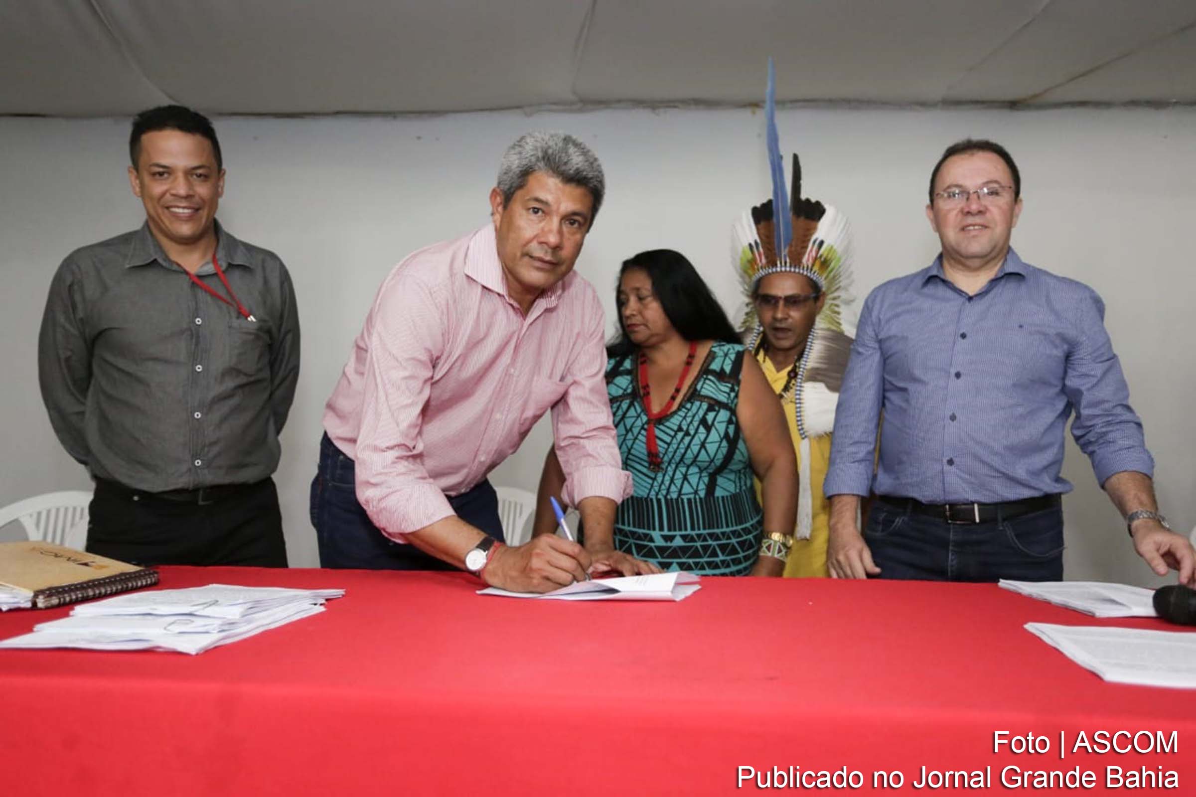O Governo do Estado, por meio do projeto Bahia Produtiva assinou no município de Seabra, 41 convênios com associações e cooperativas da agricultura familiar.