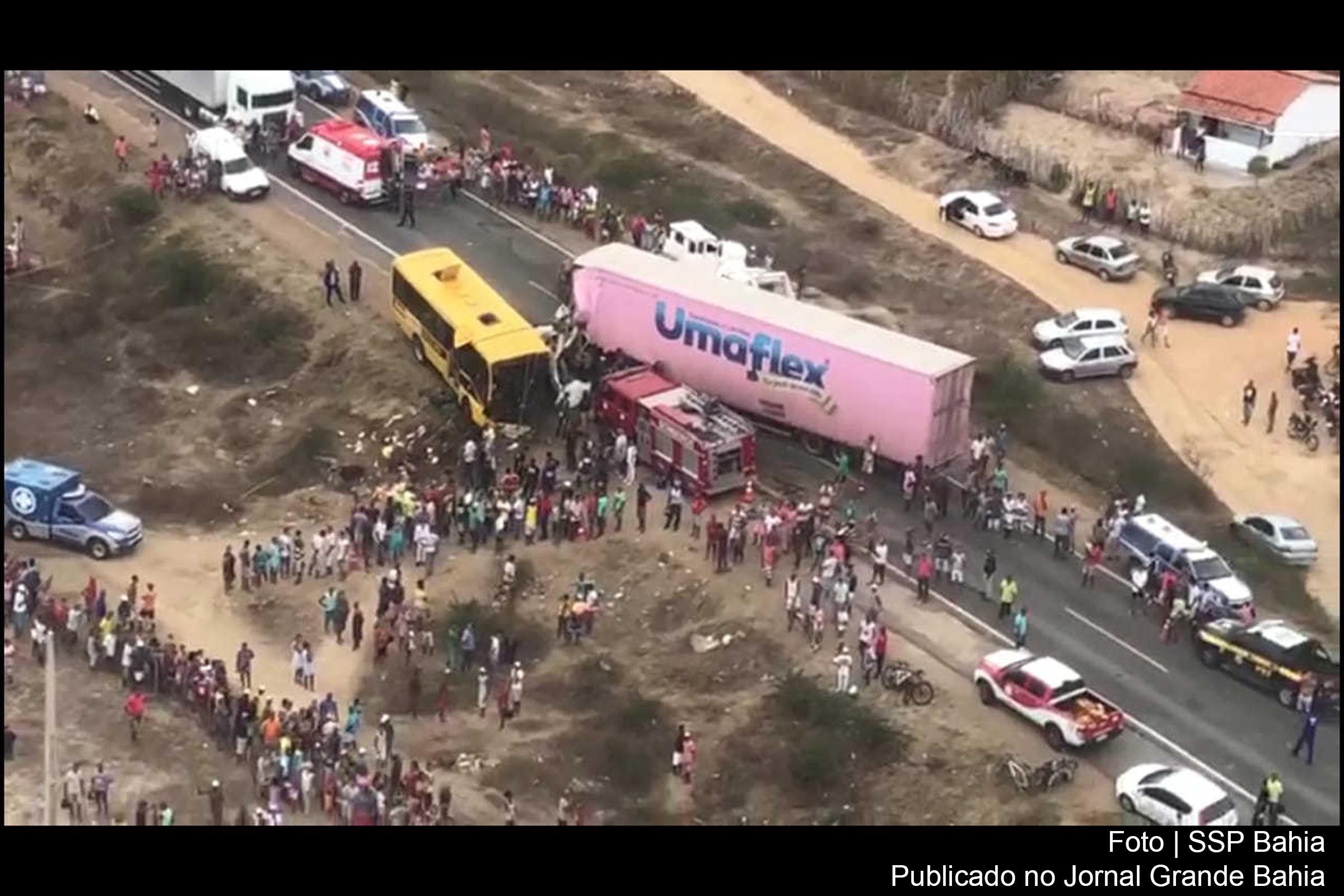 Imagem aérea do acidente envolvendo ônibus em que eram transportados membros da Fanfarra do Educandário Oliveira Brito. O sinistro ocorreu na BR 116, trecho do município de Santa Bárbara.