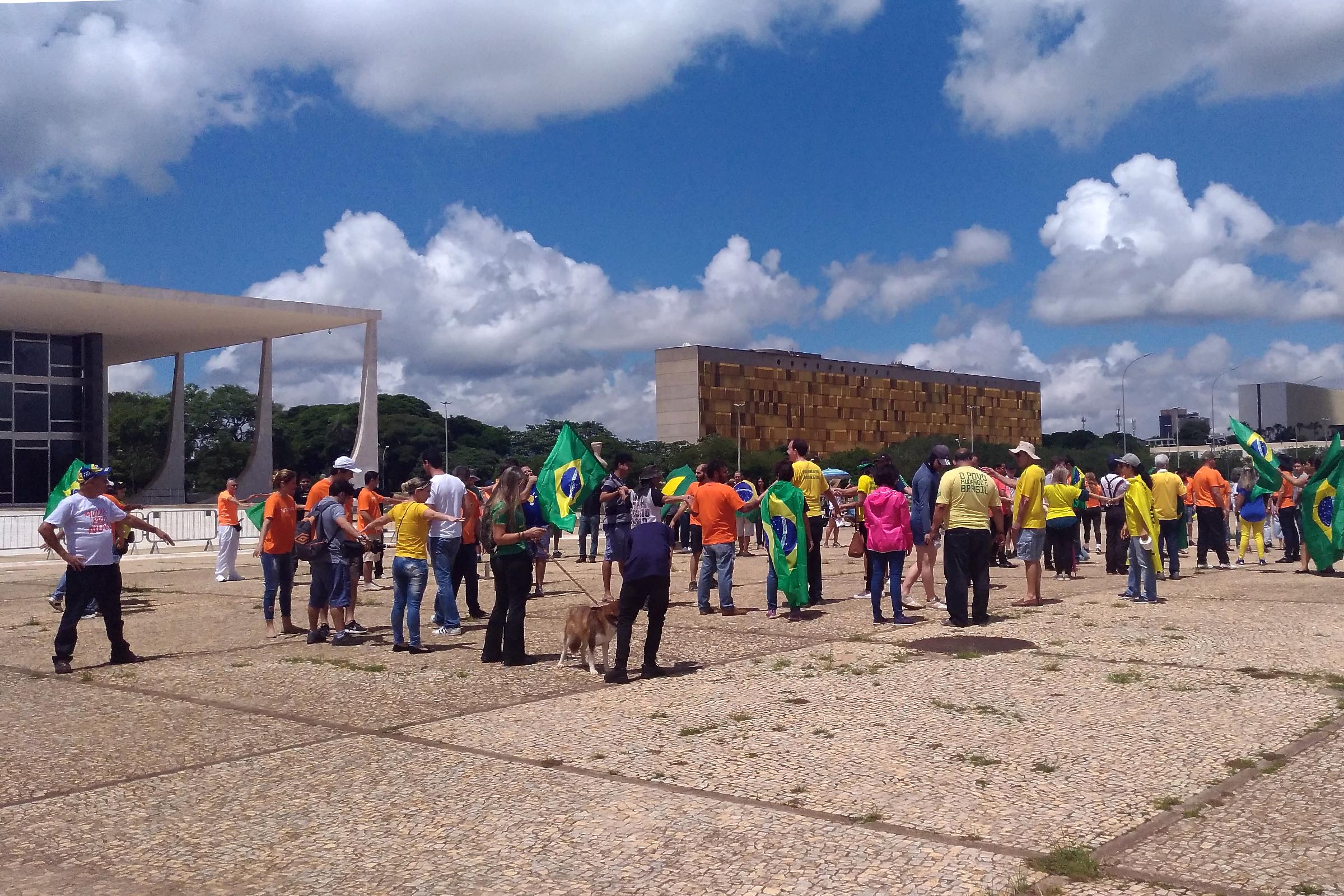 Manifestantes em Brasília protestam contra reajuste para o STF
