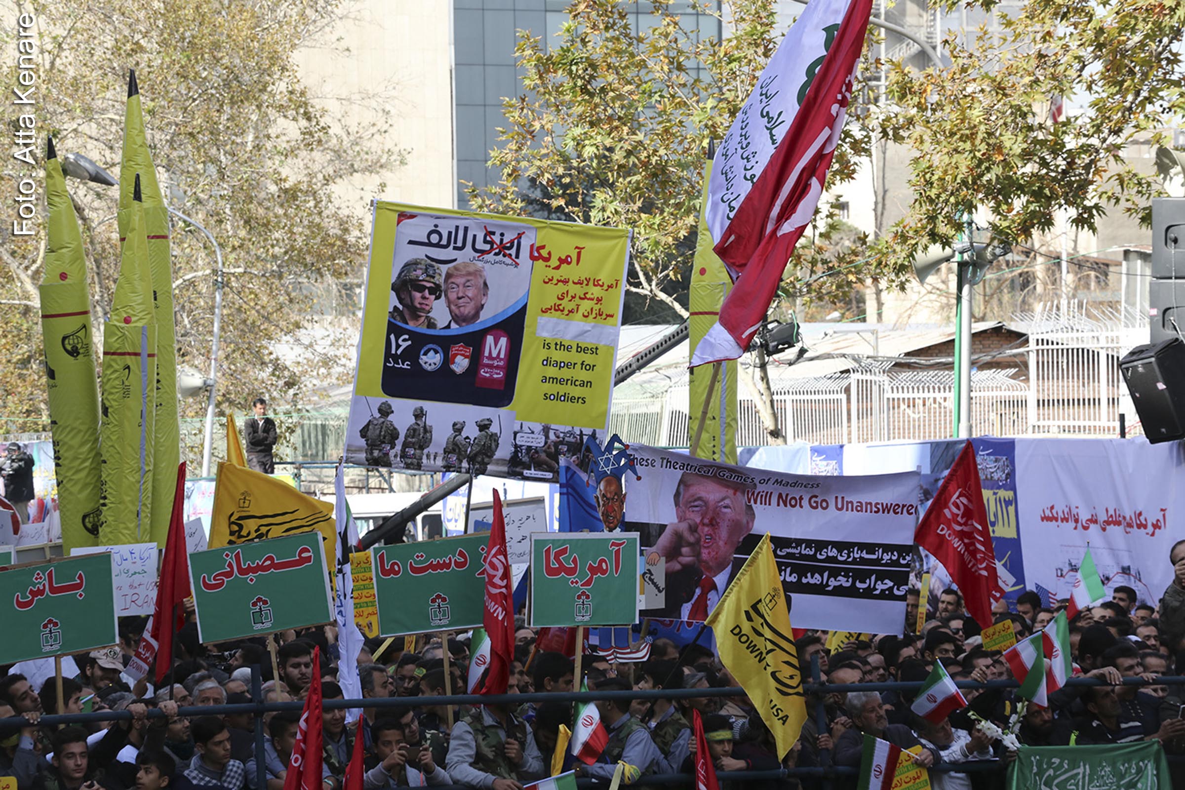 Manifestantes protestam em frente à antiga embaixada dos EUA em Teerã.