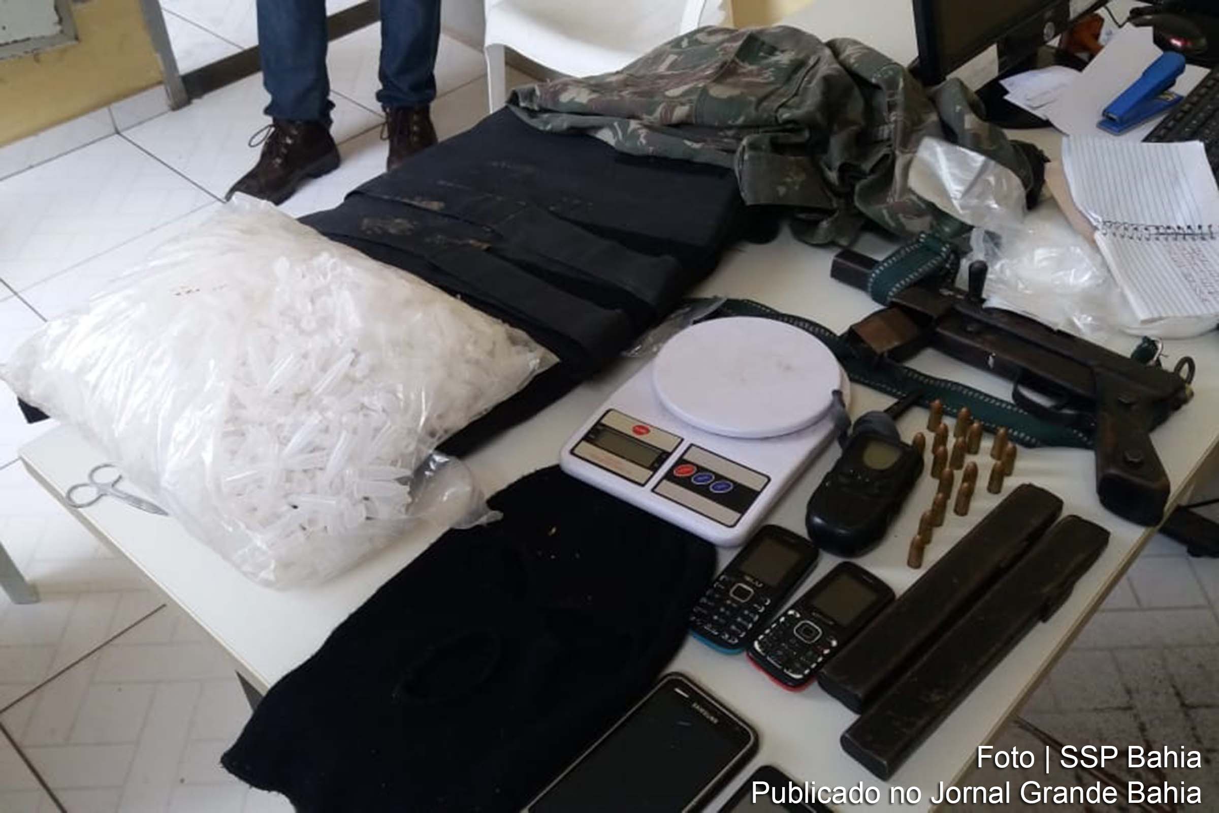 Militares apreendem arma, 16 cartuchos 9 milímetros, um colete balístico e dois mil pinos usados para a venda de cocaína.