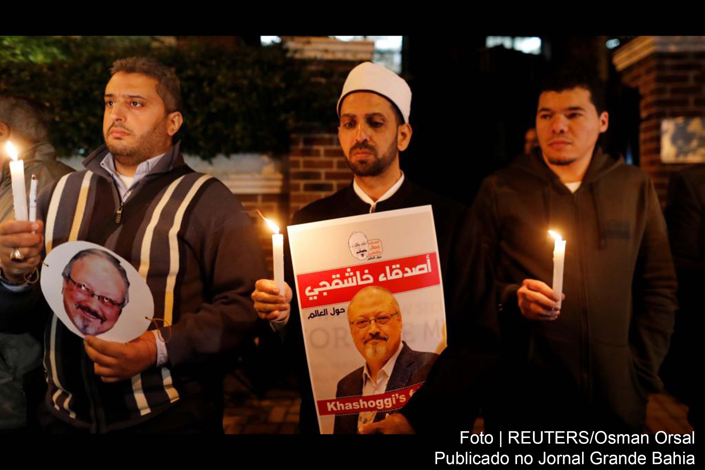 Dezenas de pessoas prestam homenagem a jornalista Jamal Khashoggi em Istambul