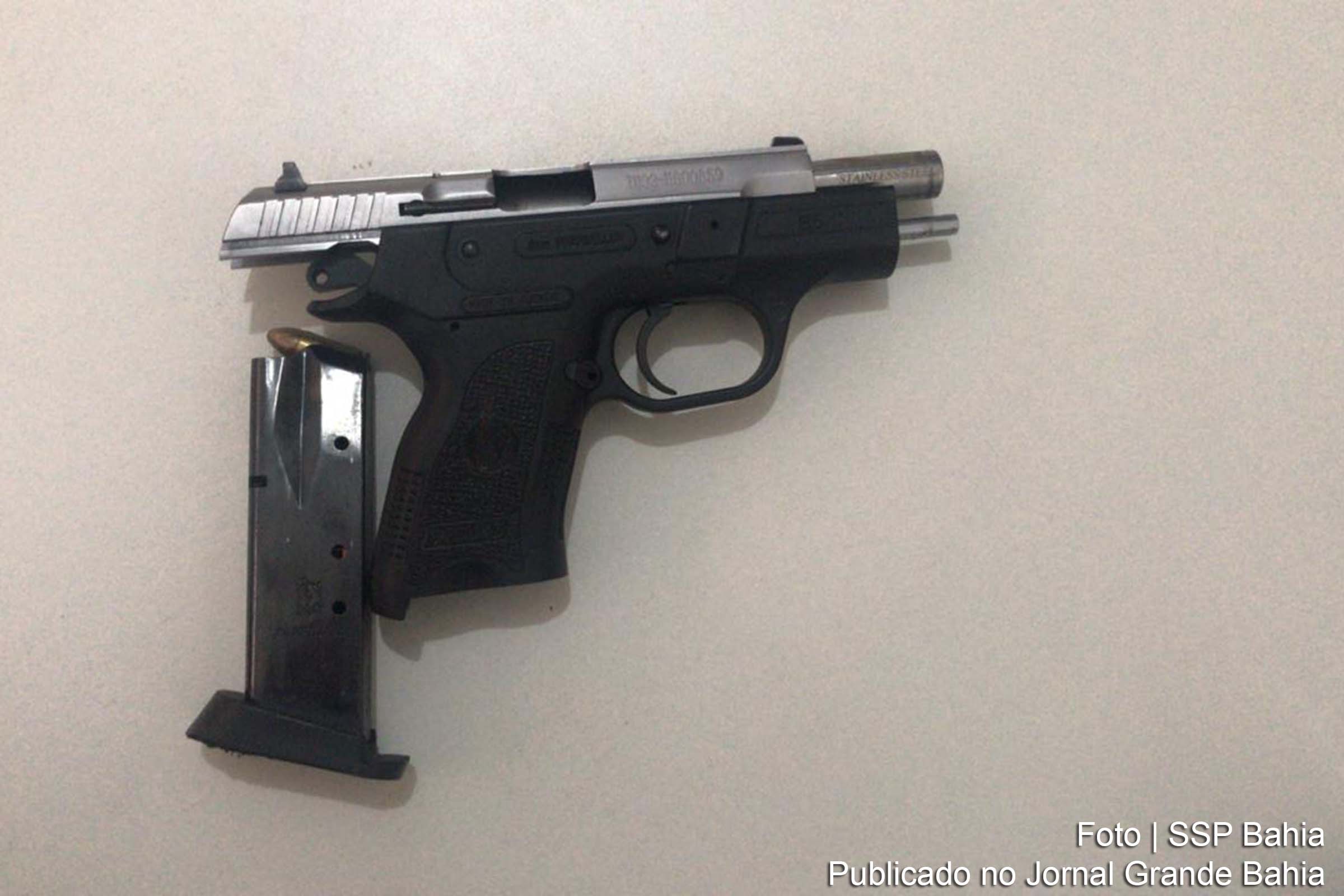 Policiais apreenderam uma pistola de fabricação Israelense 9 milímetros.