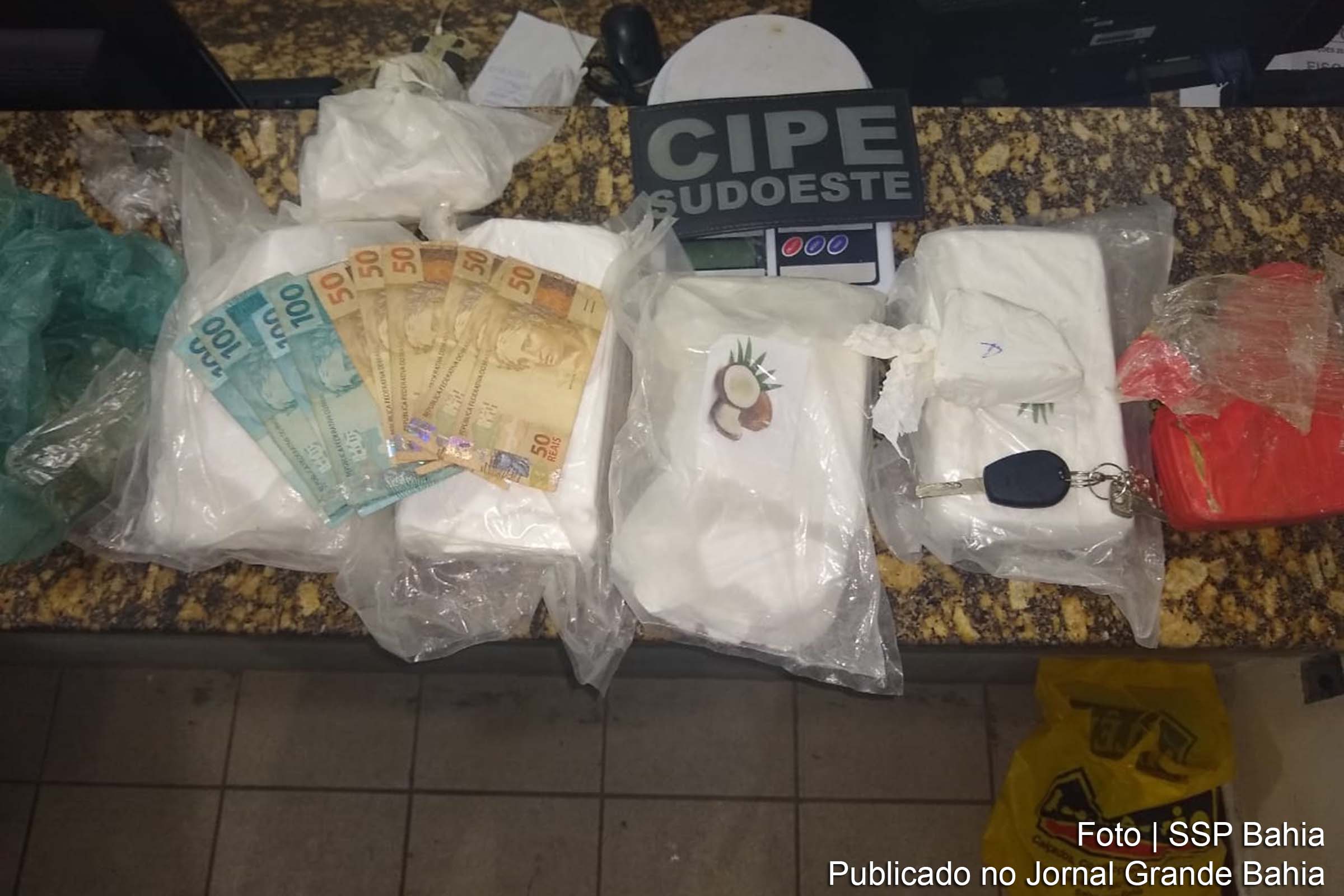 Policiais apreendem cocaína, crack, quantia em dinheiro e balança.