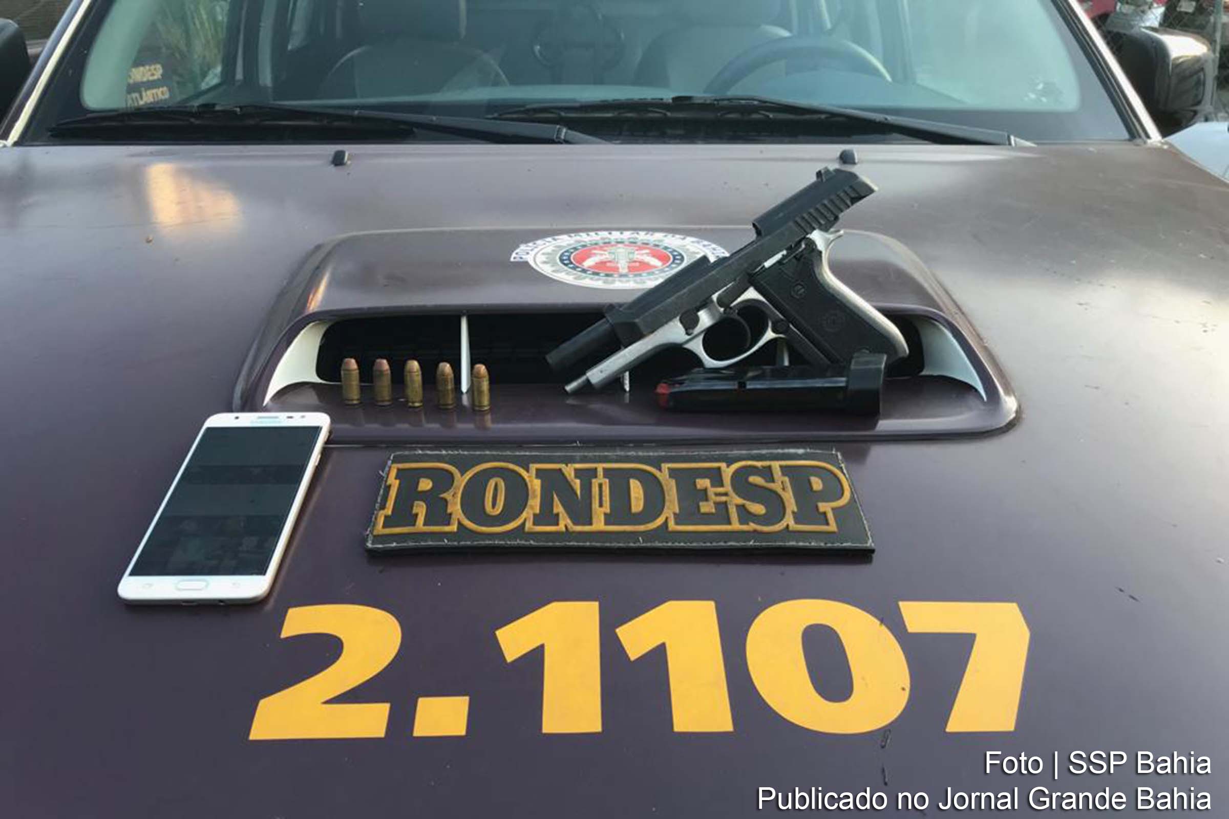 Policiais apreendem pistola, carregador, munições e aparelho celular.