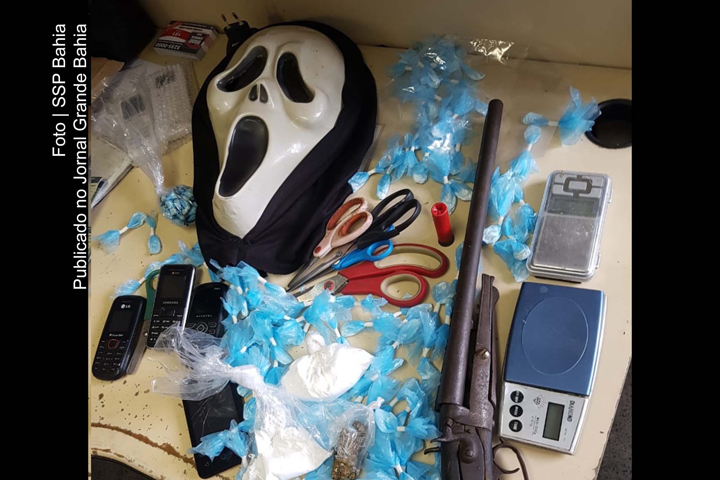 Policiais apreendem revólver, entorpecentes, balanças, máscara do 'Pânico', aparelhos celulares, tesouras e embalagens plásticas.