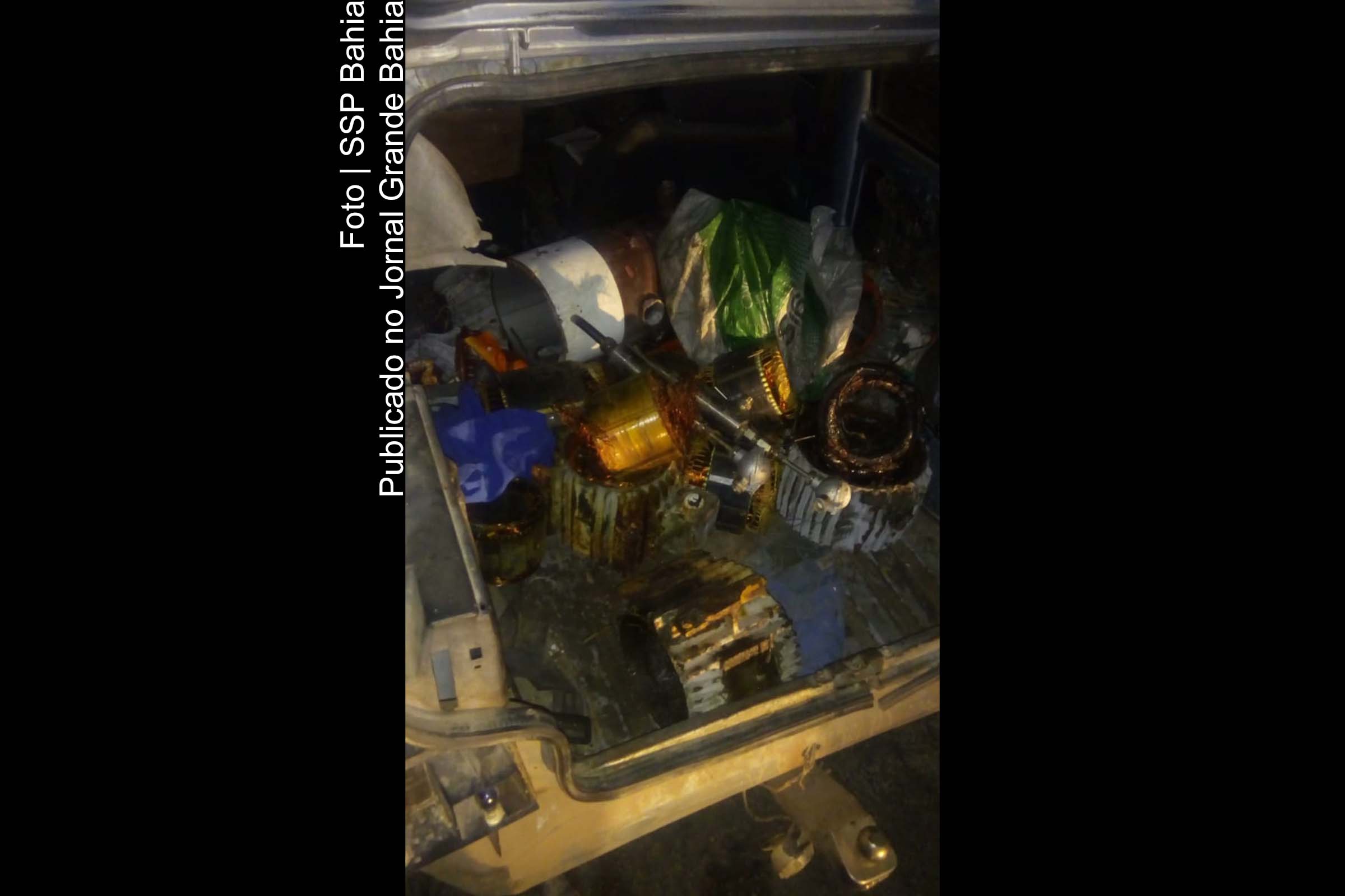 Policiais apreenderam bobinas de cobre, tubulações de inox e documentos.