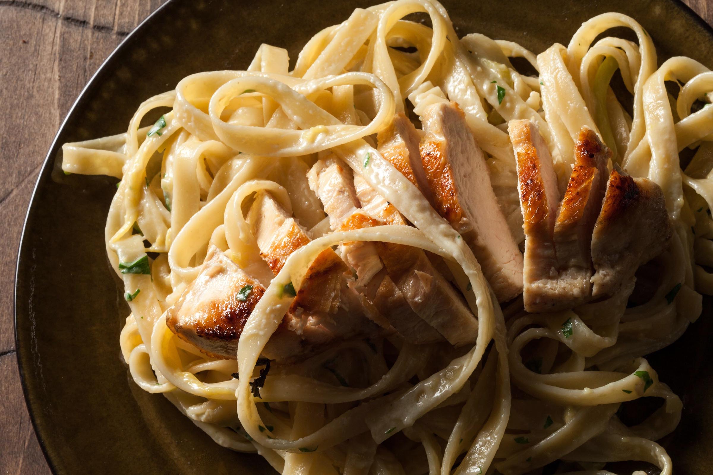 Prato italiano a base de massa tipo fettuccine. Massa artesanal é produzida pelo Behrmann Bar.