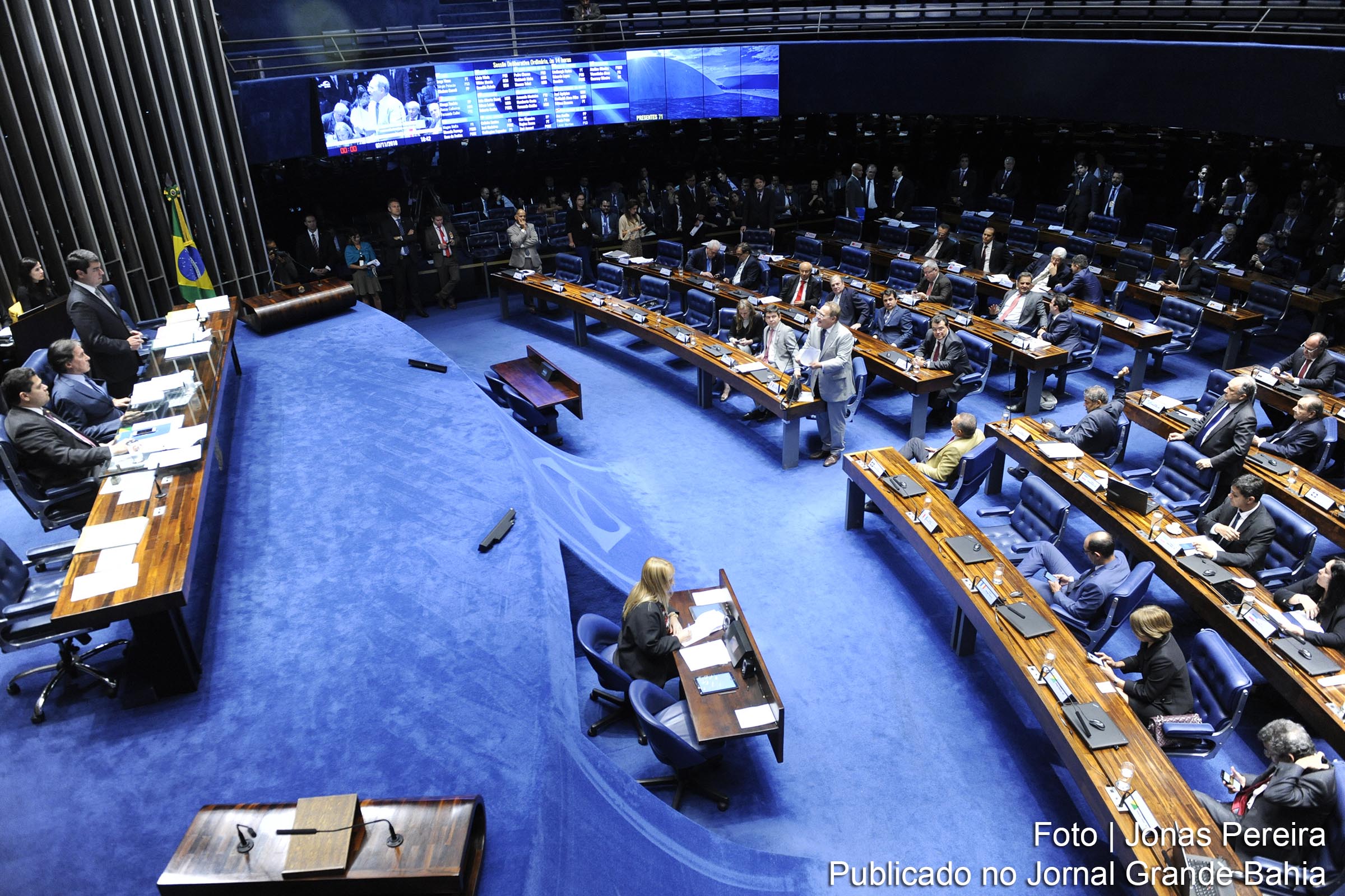 Presidente do Senado Federal, senador Eunício Oliveira (MDB-CE) à mesa conduz sessão.