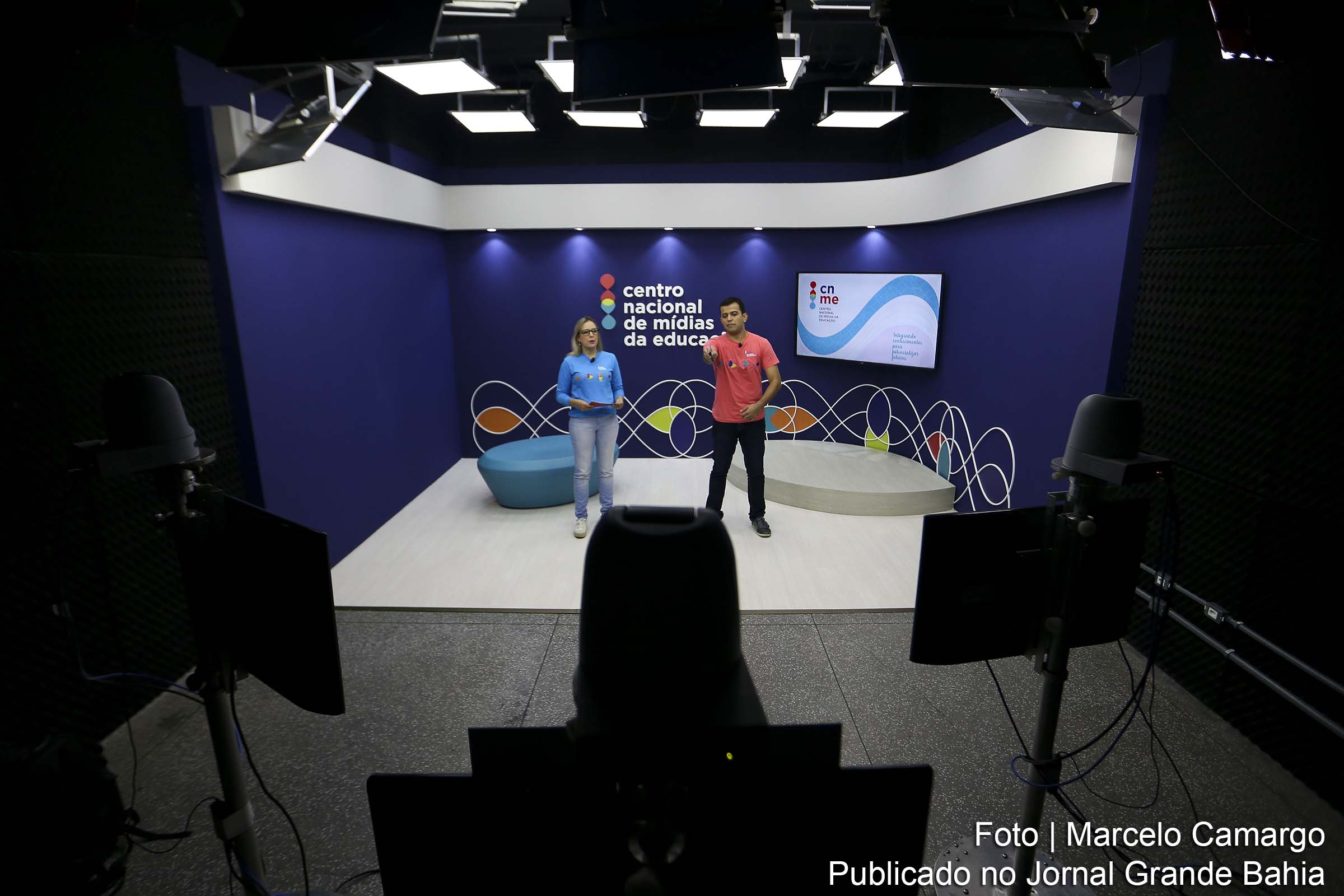 Professores do Centro Nacional de Mídias de Educação gravam aulas e interagem com alunos de todo o Brasil.
