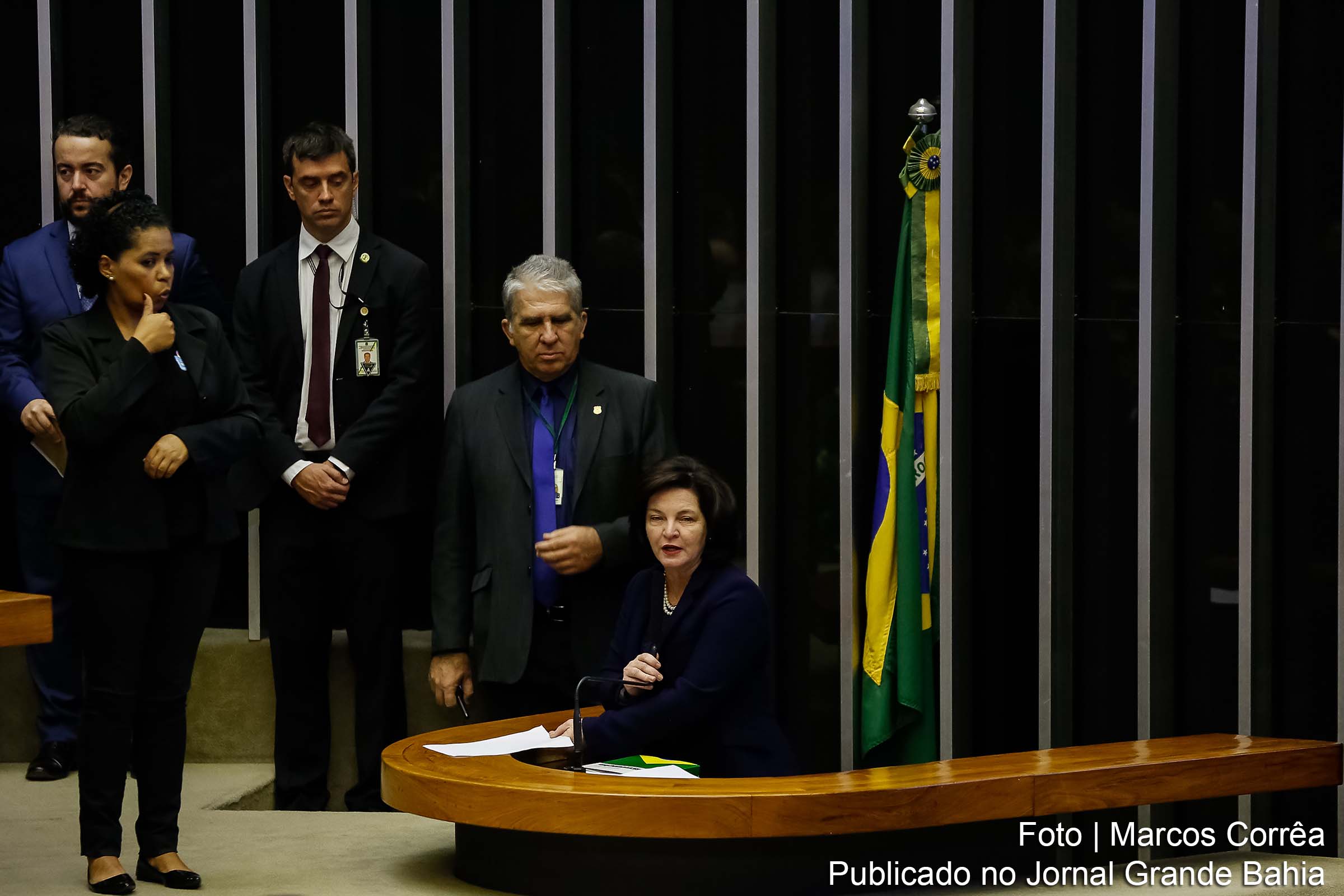Não basta reverenciar a Constituição Federal em atitude contemplativa, alerta procuradora-geral da República