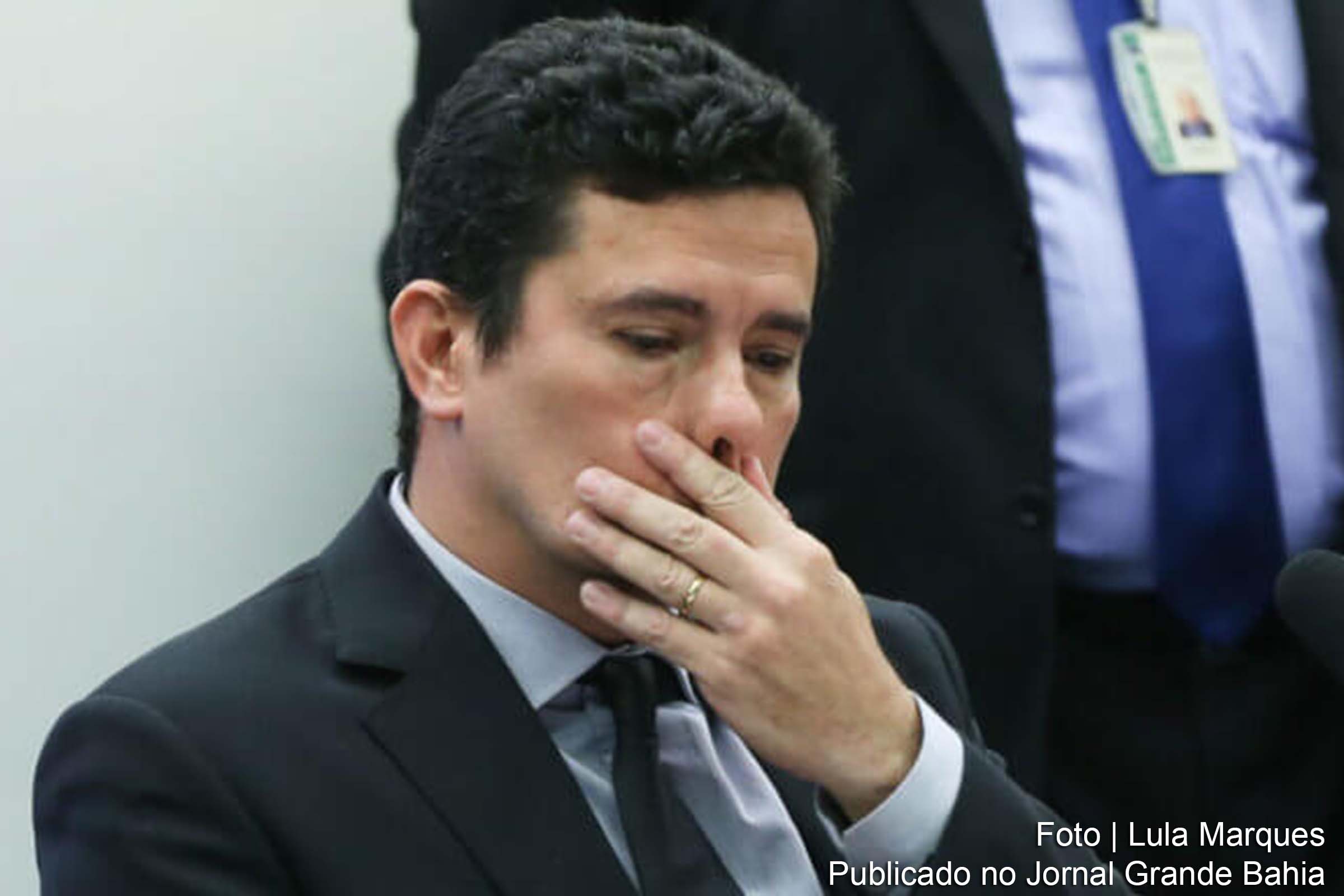Revisão da atuação do juiz Sérgio Moro evidencia atividade parcimoniosa contra membros do Partido dos Trabalhadores, inclusive o ex-presidente Lula, com a finalidade de comprometer a democracia e eleger o extremista reacionário Jair Bolsonaro, se beneficiando com ocupação de cargos de Poder no Estado.