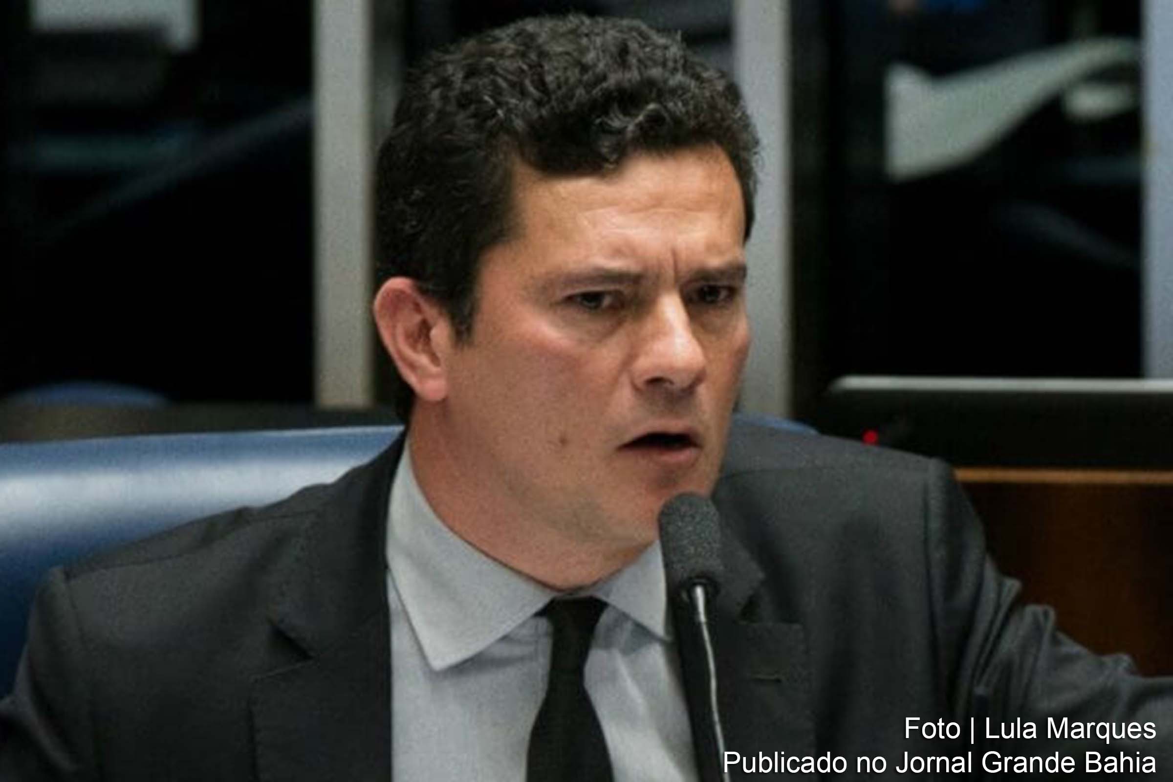 Antes de férias para atuar na transição do governo Bolsonaro, agora o futuro ministro da Justiça tenta se livrar de processo pedindo exoneração do cargo.