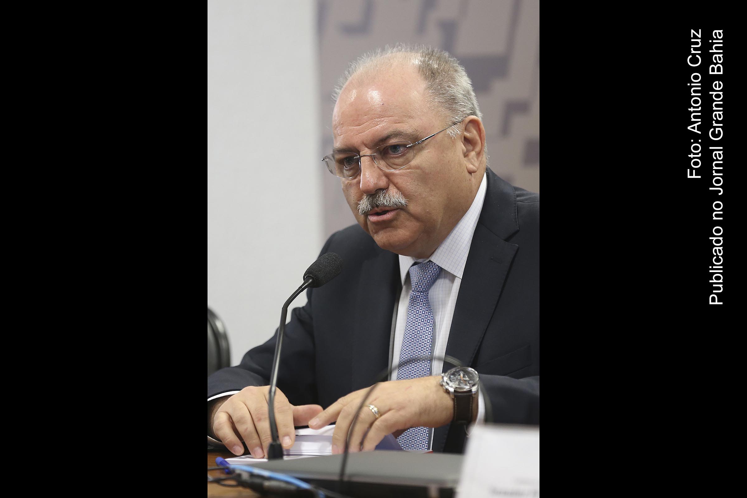 Sérgio Westphalen Etchegoyen é um general do Exército Brasileiro e atual Ministro-Chefe do Gabinete de Segurança Institucional da Presidência do Brasil. É neto do general Alcides Etchegoyen, membro do Clube Militar que atuou no Estado Novo contra Getúlio Vargas.