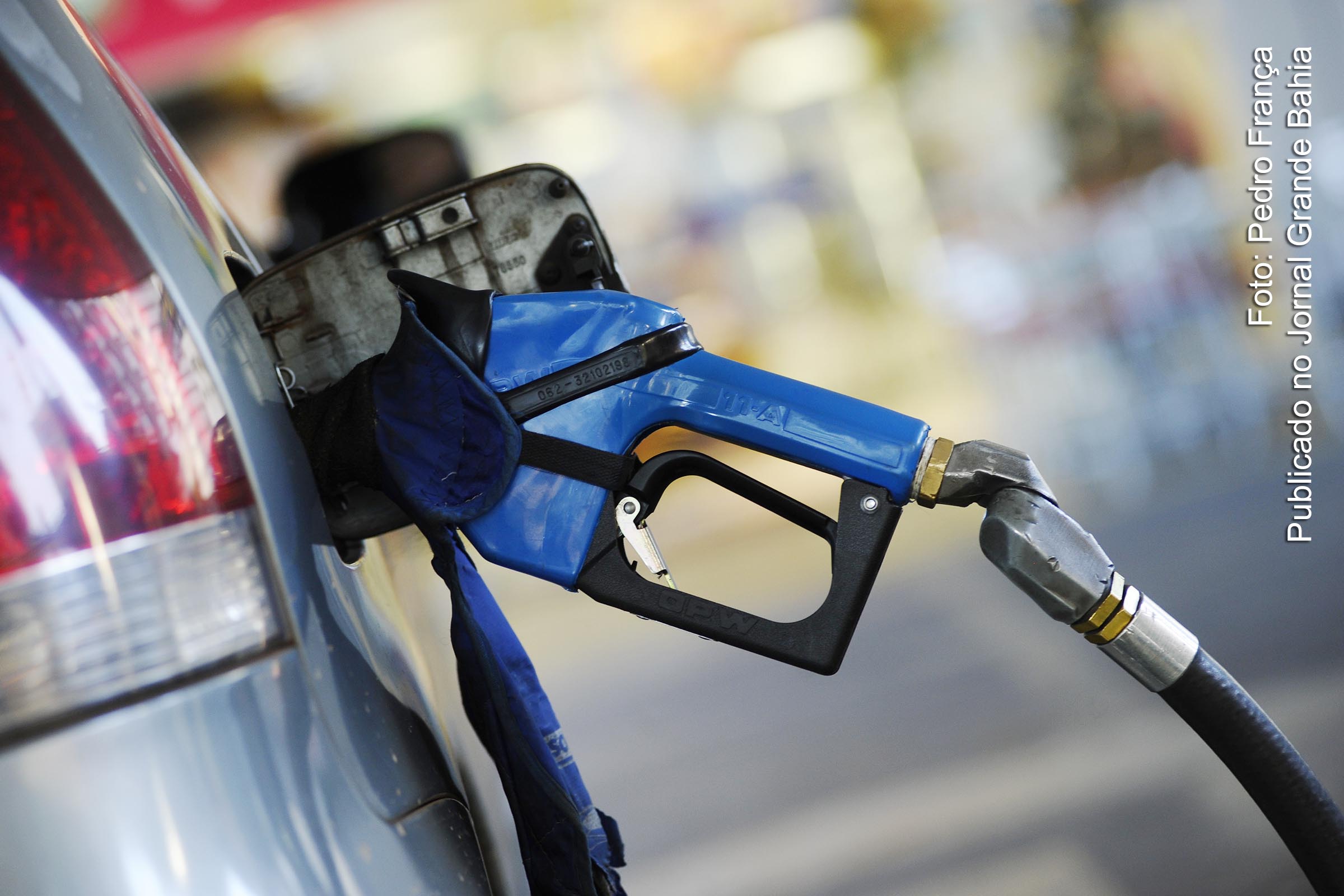 Veículo sendo abastecido com combustível.