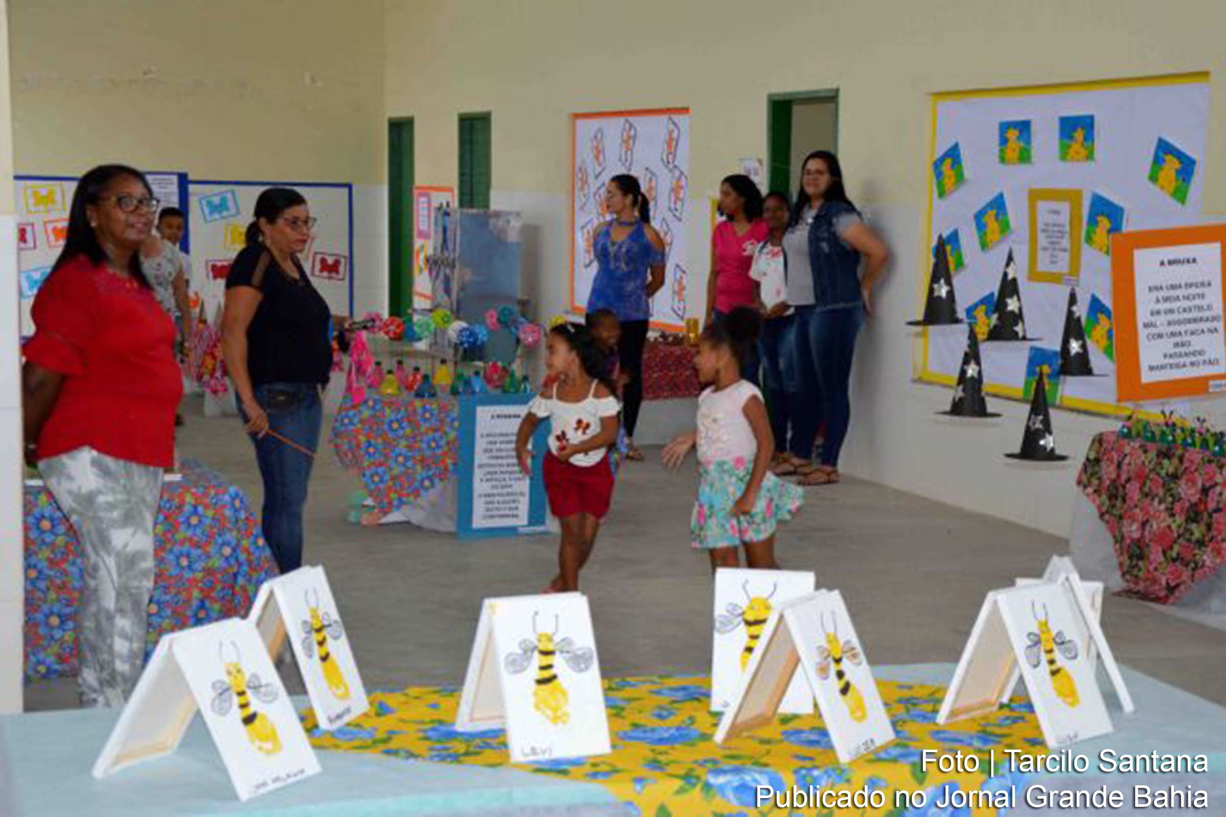 Aberta à comunidade, a exposição explorou o tema das parlendas e trava-línguas, que inspiraram a produção artística de mais de 100 crianças do grupo 3 ao grupo 5.