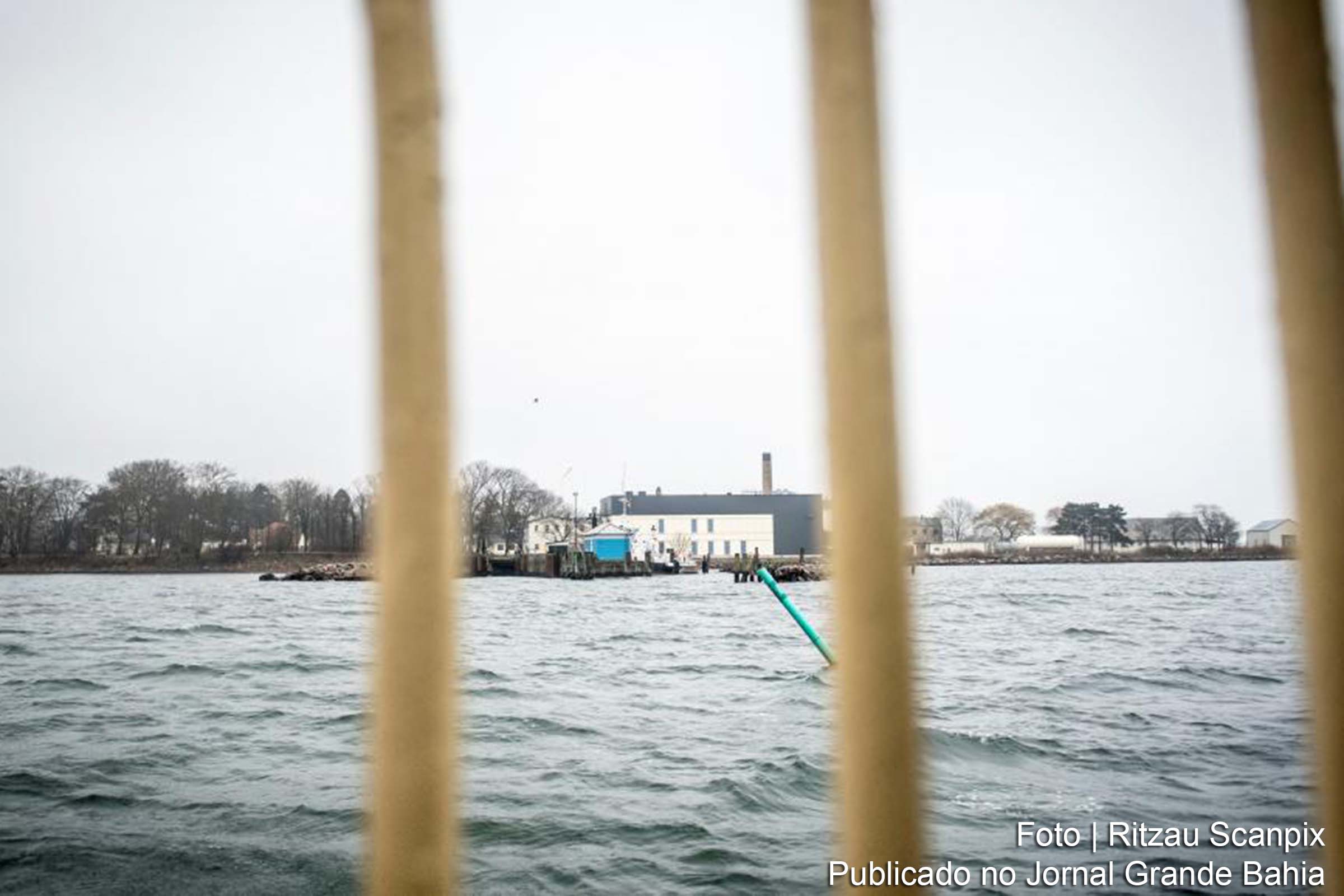 Alojamentos de ilha dinamarquesa vistos à distancia.