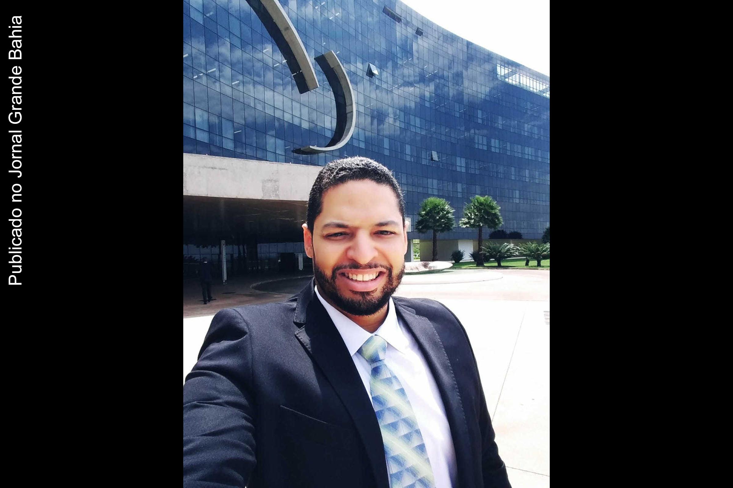 André Luiz Marques Cunha Junior durante visita à sede do Tribunal Superior do Trabalho (TST). Ingresso na Magistratura Federal eleva o Direito da Bahia e de Feira de Santana, cidade natal onde realizou a formação educacional.
