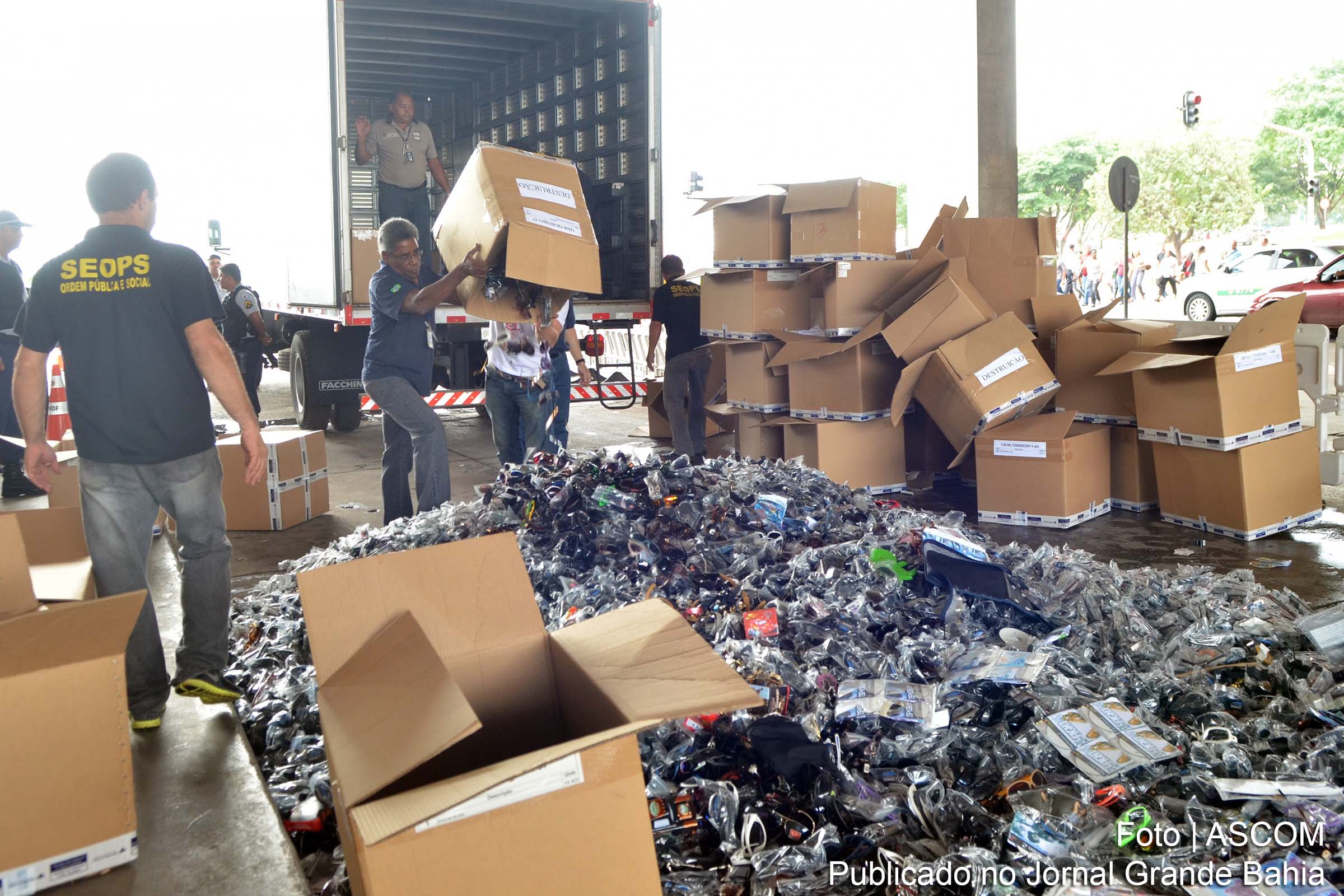 Apreensão de materiais piratas.