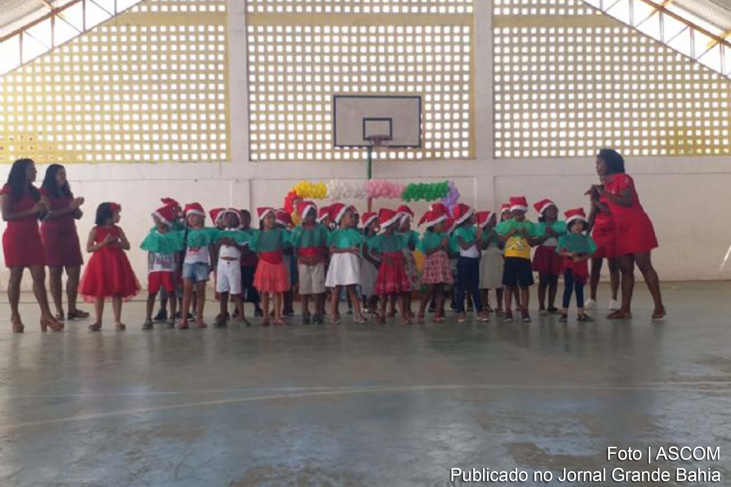 Apresentações de Natal das crianças do programa Música na Escola.