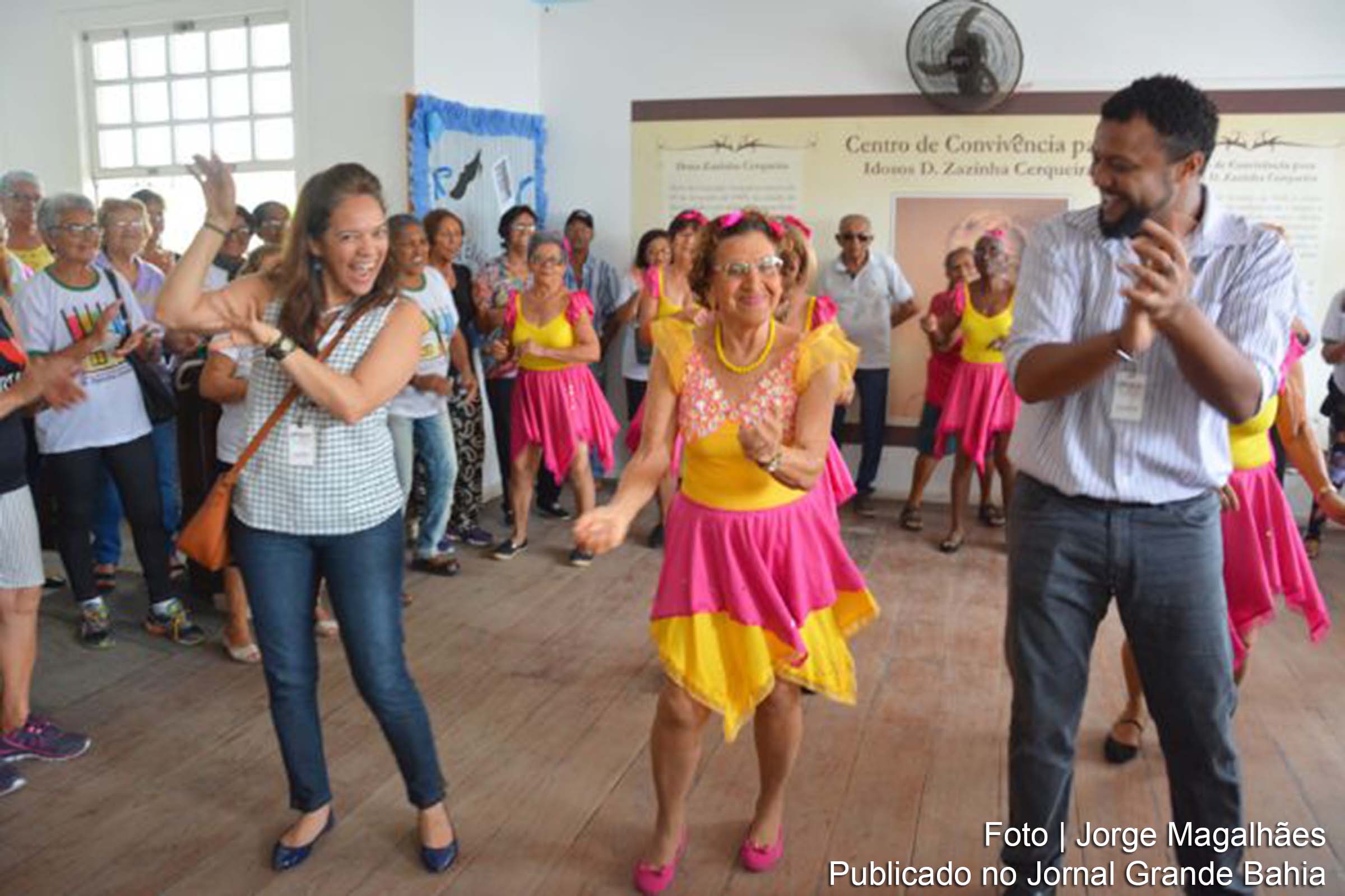Oficina de dança oferecida pelo Centro de Convivência para Idosos Dona Zazinha Cerqueira.