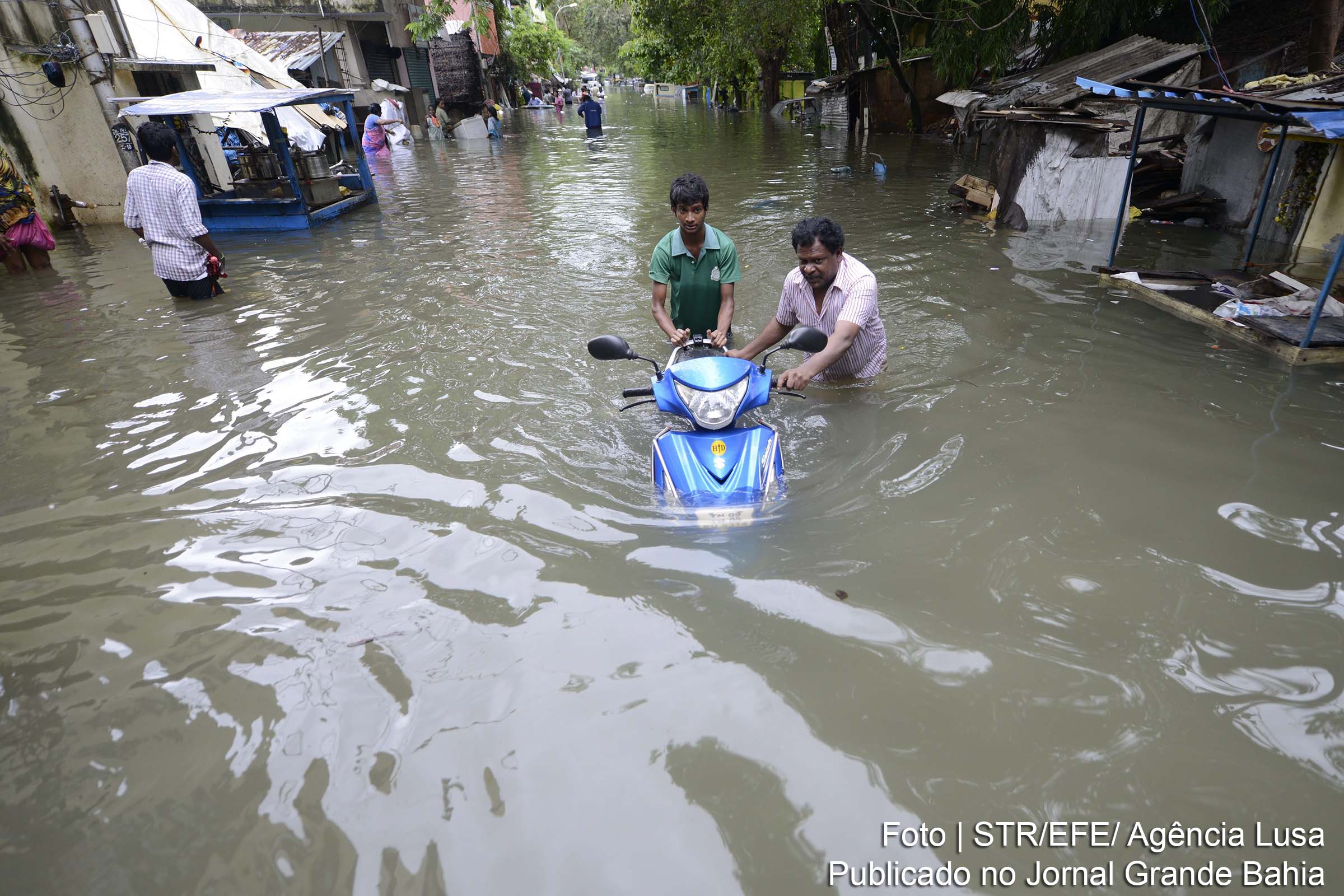 Chuva na Índia deixa milhares de desabrigados.