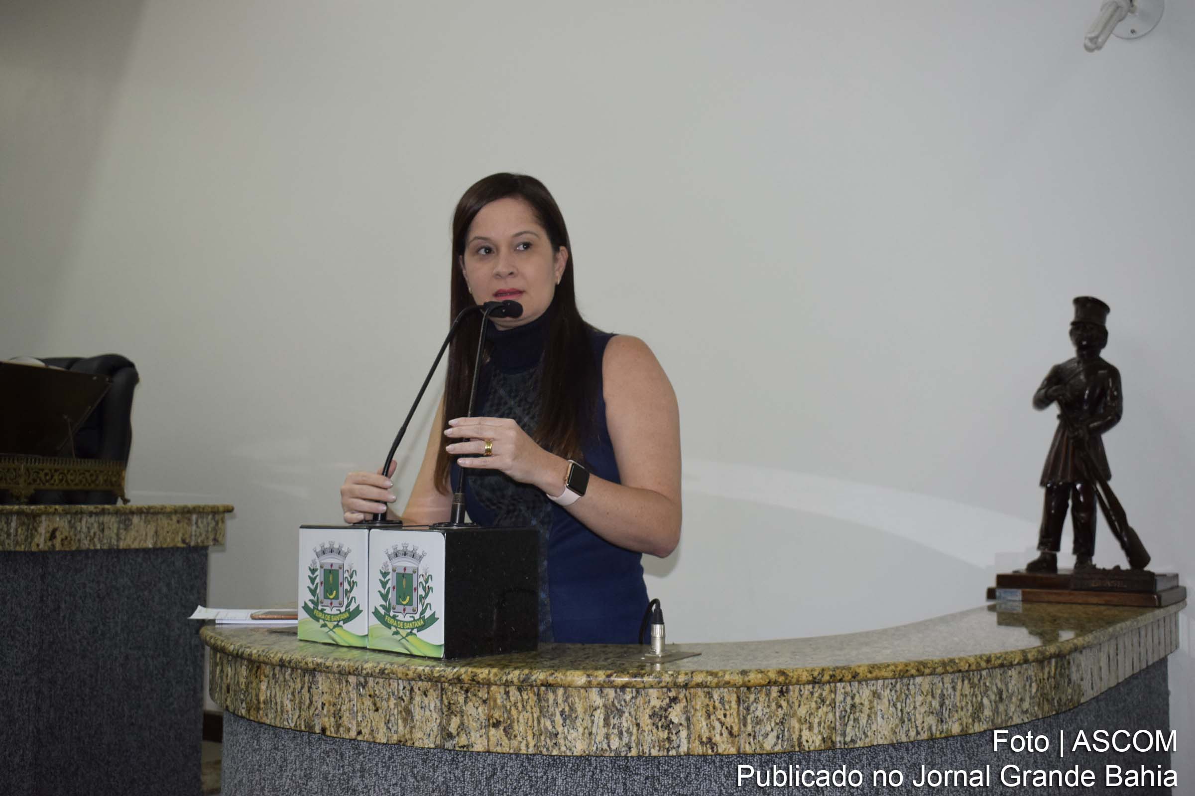 Projeto de Decreto de autoria da vereadora Cíntia Machado que concede o Título de Cidadão Feirense ao advogado José César Souza dos Santos.