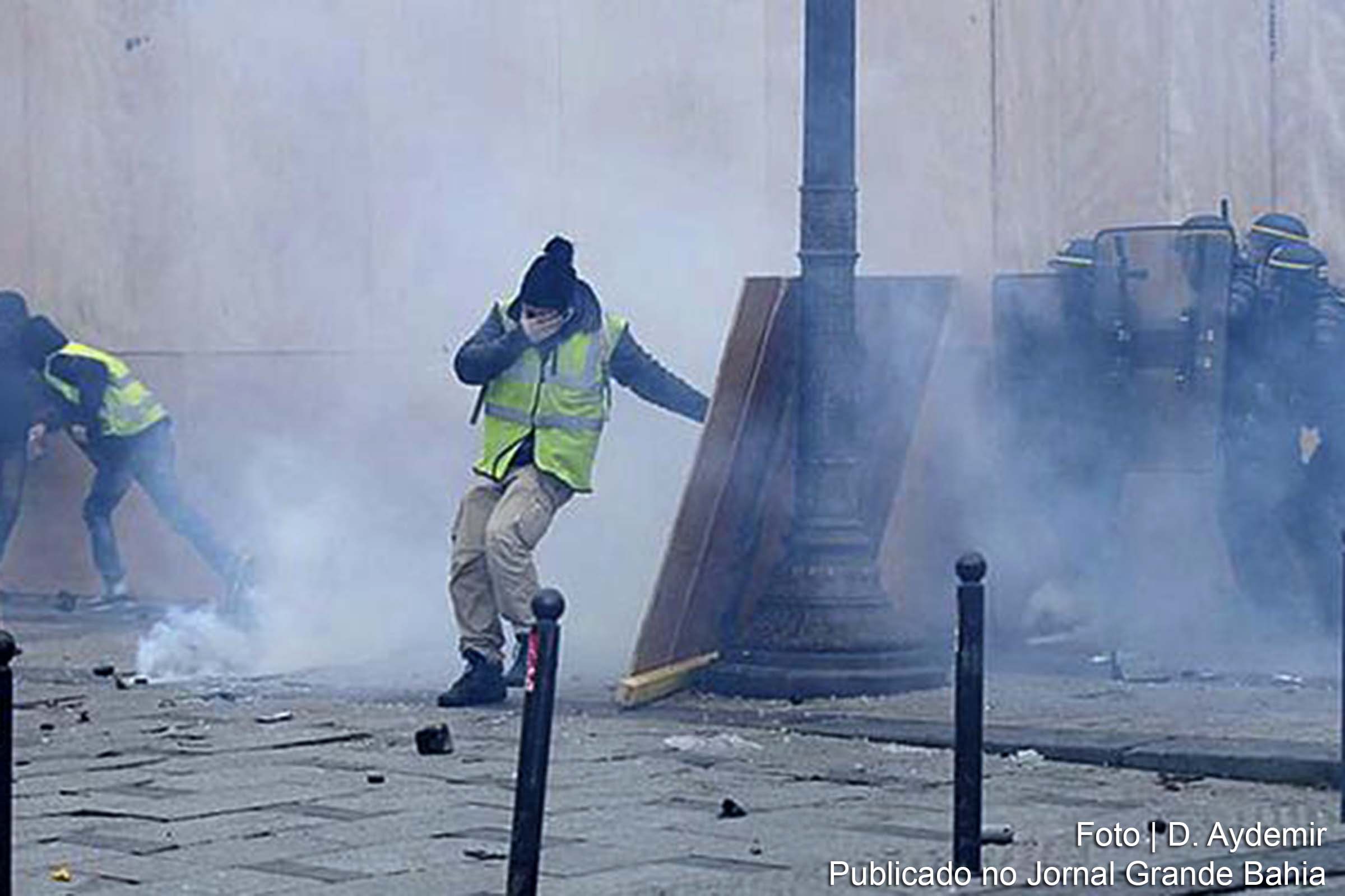 Coletes amarelos, gás lacrimogêneo e paralelepípedos na Champs-Élysées.