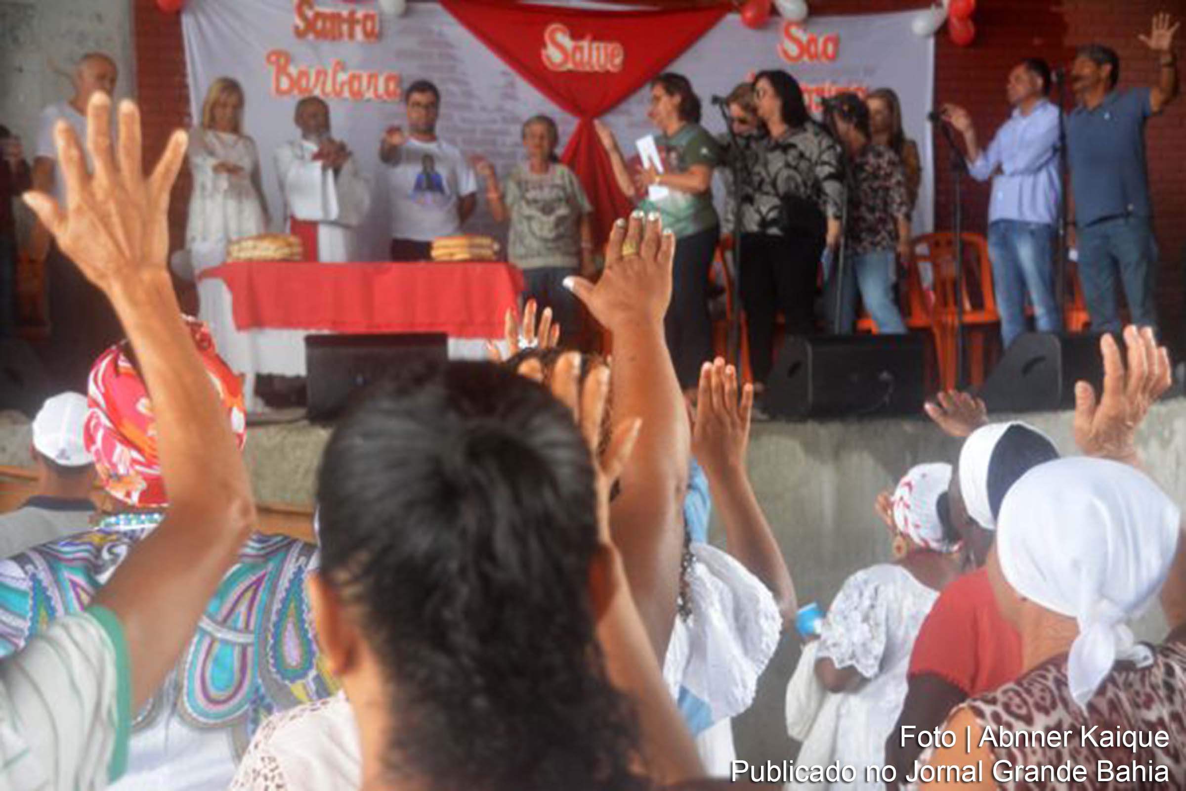 Religiosos celebraram o dia de Santa Bárbara com roupas brancas, vermelhas no Centro de Abastecimento.