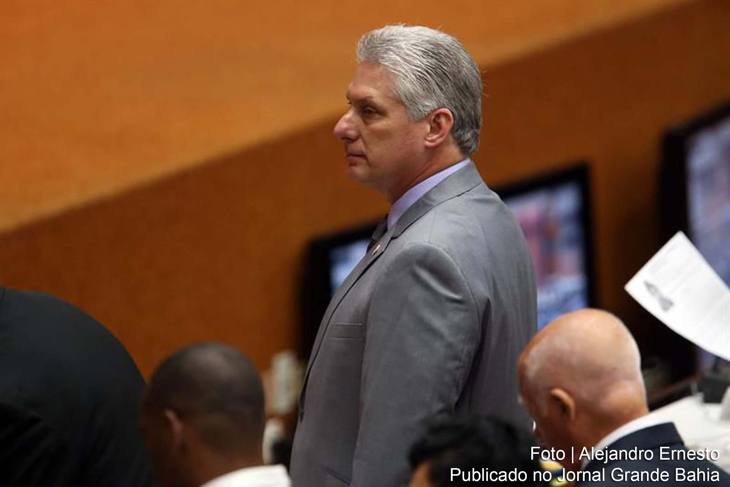 Miguel Mario Díaz-Canel Bermúdez é um professor universitário e político cubano que é o atual Presidente do Conselho de Estado de Cuba desde 19 de abril de 2018 e o primeiro nascido após a revolução de 1959 a atingir tal posto.
